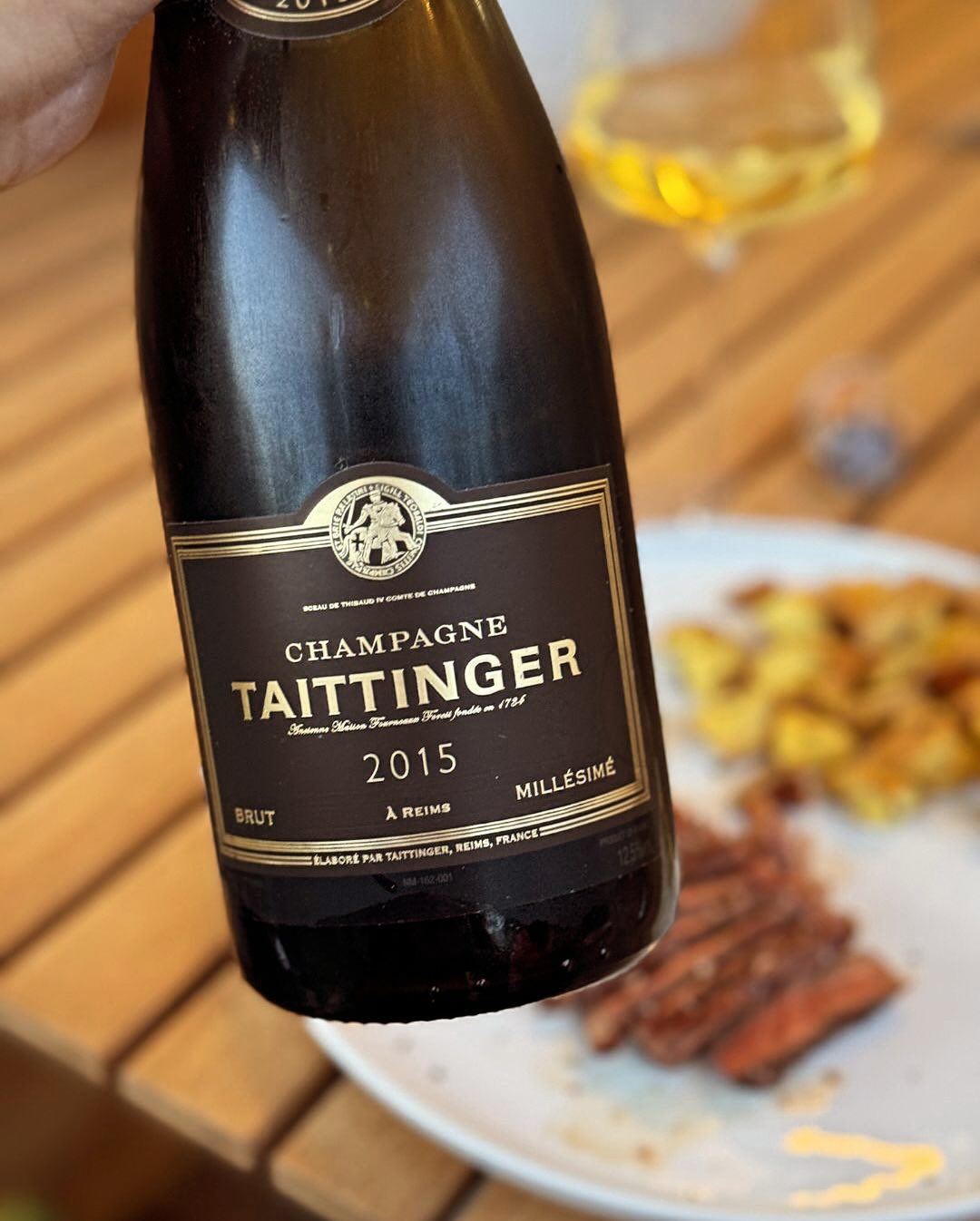 Heute Abend ging’s ums Wesentliche: Ein ordentliches Ribeye, schnell & heiß bei 900° im Oberhitzegrill karamellisiert. Dazu Rosmarinkartoffeln, scharf angegrillt – und ein frisc… (6)