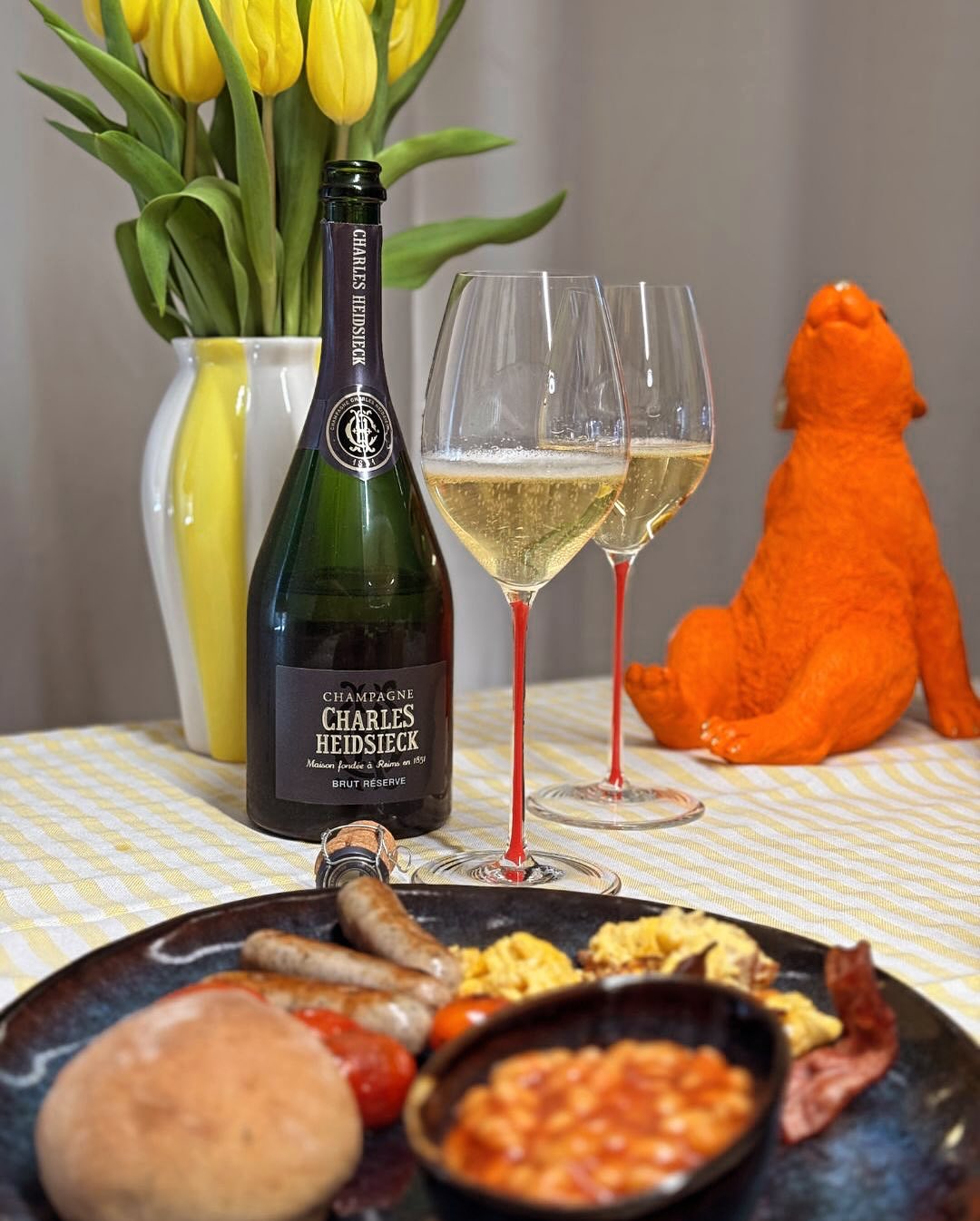 Full English, full Character. 🇬🇧🥂🇫🇷 Baked Beans, Rührei, Speck, Würstchen – das volle Programm. Nicht gerade filigran. Aber ehrlich, sättigend, wohltuend. Und dazu? Neben f… (1)