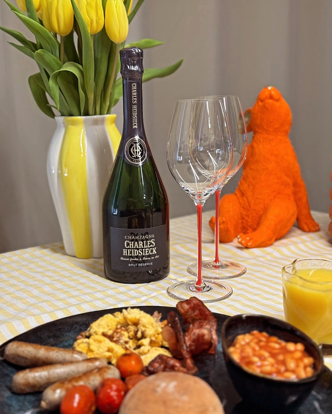 Full English, full Character. 🇬🇧🥂🇫🇷 Baked Beans, Rührei, Speck, Würstchen – das volle Programm. Nicht gerade filigran. Aber ehrlich, sättigend, wohltuend. Und dazu? Neben f… (2)