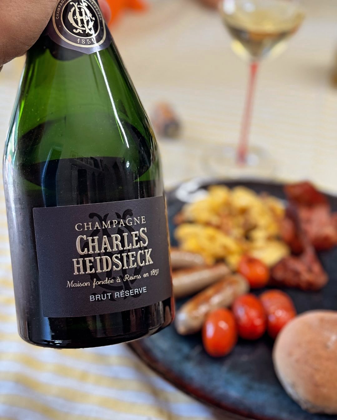 Full English, full Character. 🇬🇧🥂🇫🇷 Baked Beans, Rührei, Speck, Würstchen – das volle Programm. Nicht gerade filigran. Aber ehrlich, sättigend, wohltuend. Und dazu? Neben f… (6)