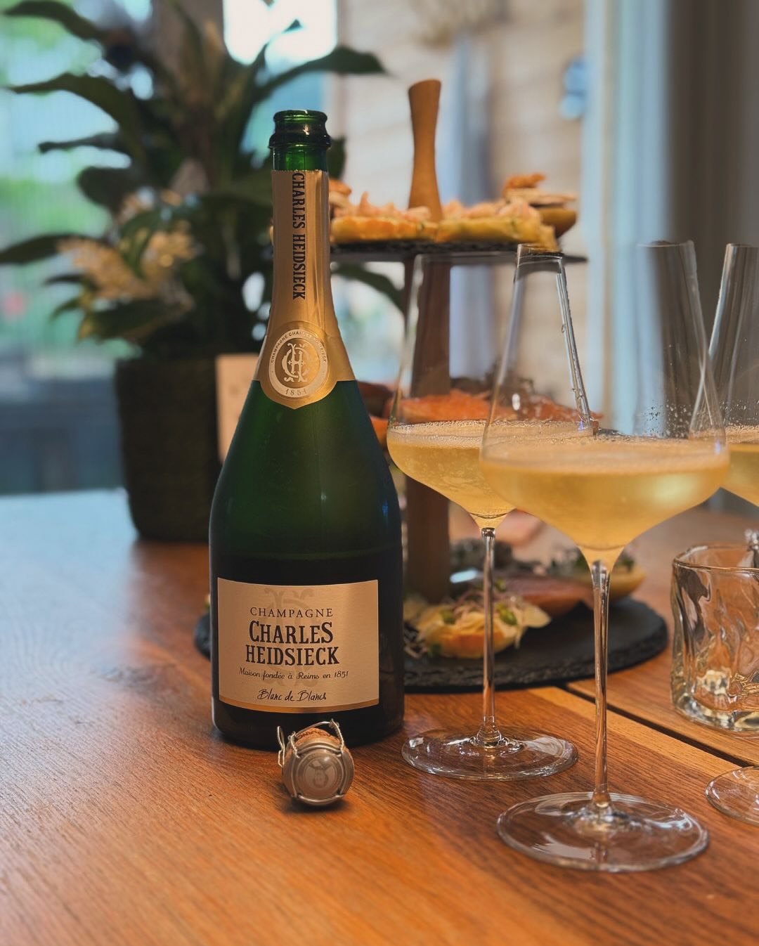 Am Wochenende, nach der Kommunion meines Sohnes – keine große Party, nur Familie, ein paar Häppchen, ein sonniger Nachmittag. Und ein Glas, das diesen Moment genau richtig einge… (1)