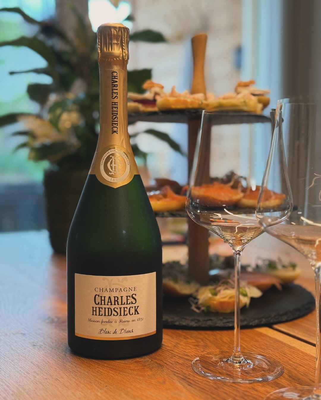 Am Wochenende, nach der Kommunion meines Sohnes – keine große Party, nur Familie, ein paar Häppchen, ein sonniger Nachmittag. Und ein Glas, das diesen Moment genau richtig einge… (3)