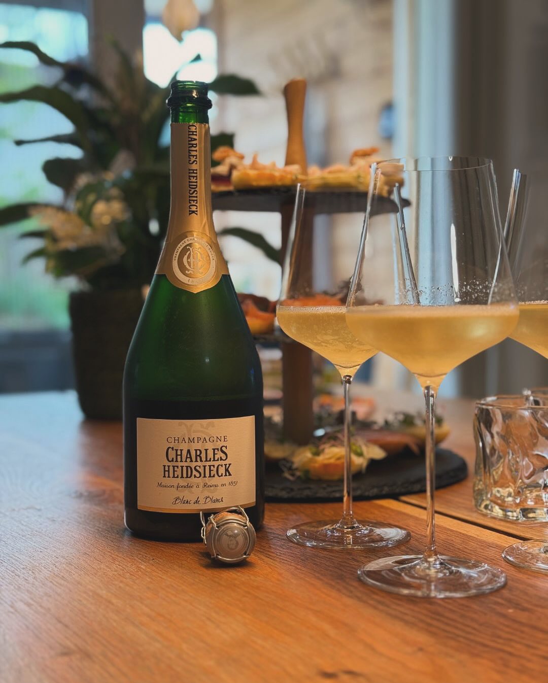 Am Wochenende, nach der Kommunion meines Sohnes – keine große Party, nur Familie, ein paar Häppchen, ein sonniger Nachmittag. Und ein Glas, das diesen Moment genau richtig einge… (5)