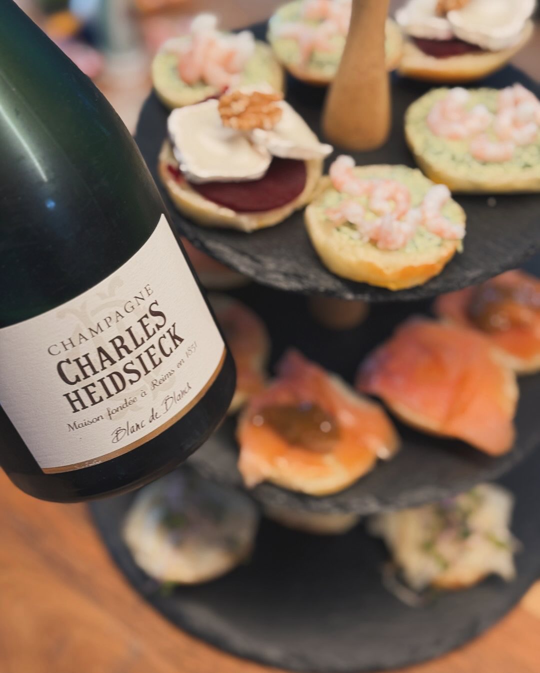 Am Wochenende, nach der Kommunion meines Sohnes – keine große Party, nur Familie, ein paar Häppchen, ein sonniger Nachmittag. Und ein Glas, das diesen Moment genau richtig einge… (7)