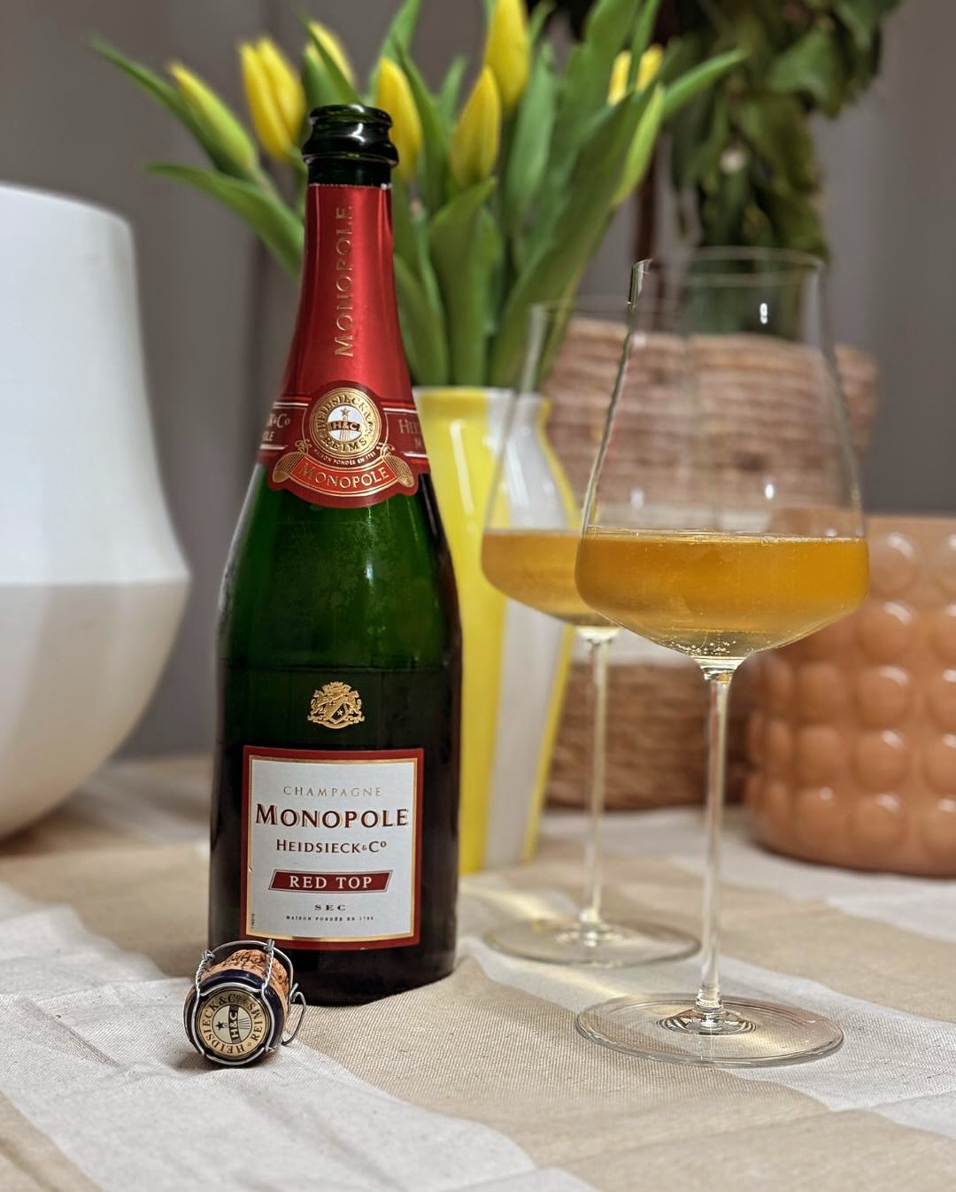 Seit Wochen im Kühler. Heute war’s so weit. @champagnemonopoleuk – Red Top Sec. Süß. Und zwar richtig. Der erste Schluck war mehr Dessert als Apéritif – also musste spontan ein … (1)