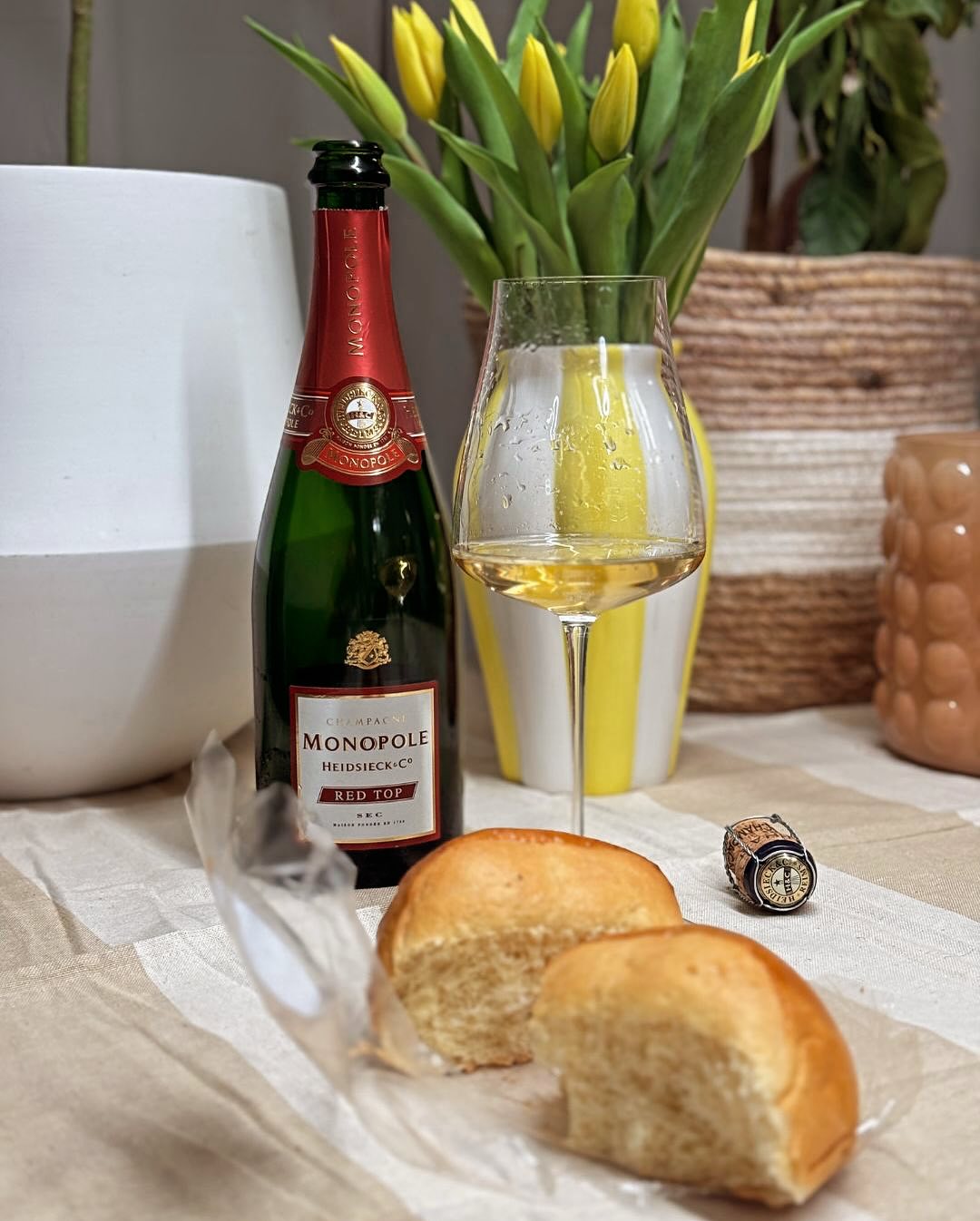 Seit Wochen im Kühler. Heute war’s so weit. @champagnemonopoleuk – Red Top Sec. Süß. Und zwar richtig. Der erste Schluck war mehr Dessert als Apéritif – also musste spontan ein … (2)