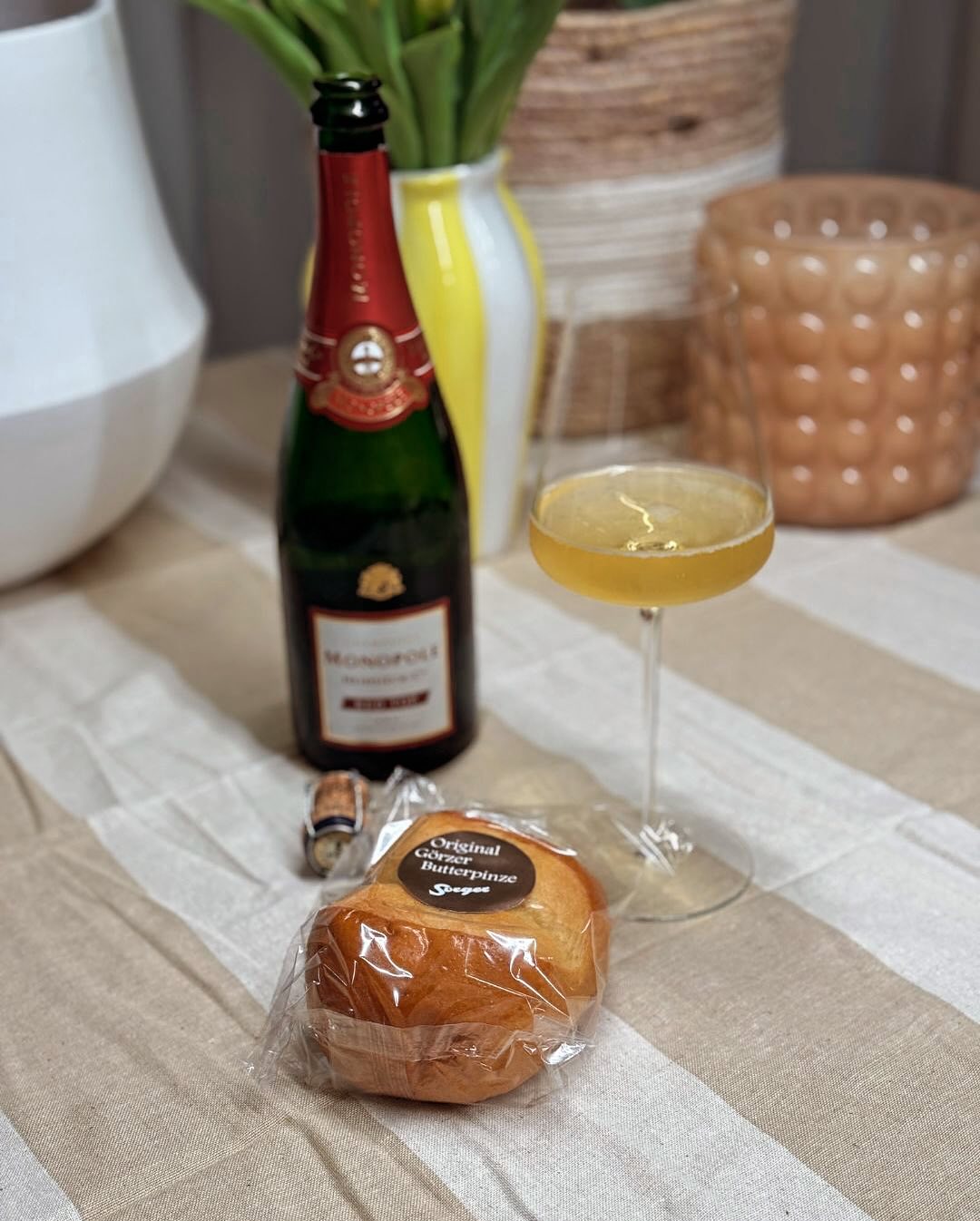 Seit Wochen im Kühler. Heute war’s so weit. @champagnemonopoleuk – Red Top Sec. Süß. Und zwar richtig. Der erste Schluck war mehr Dessert als Apéritif – also musste spontan ein … (4)