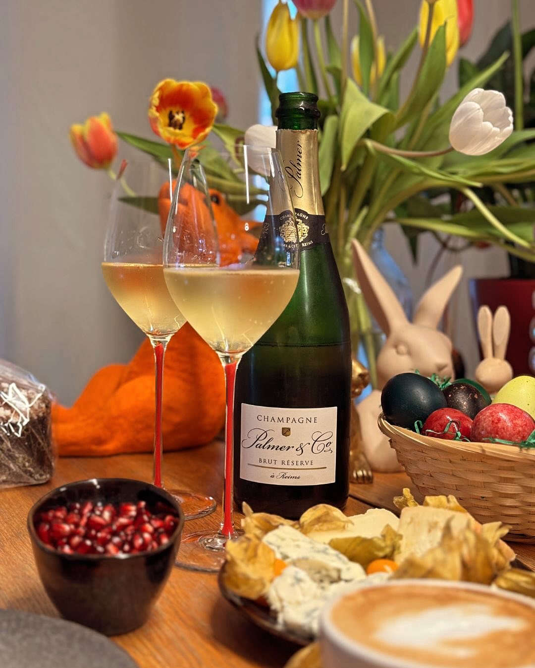 Gestern bei Freunden Eier gefärbt – fünf Kinder, jede Menge Farbe, jede Menge Chaos. Ein Spaß wie jedes Jahr. Und heute dann: das erste Osterfrühstück. Osterschinken, geräuchert… (3)