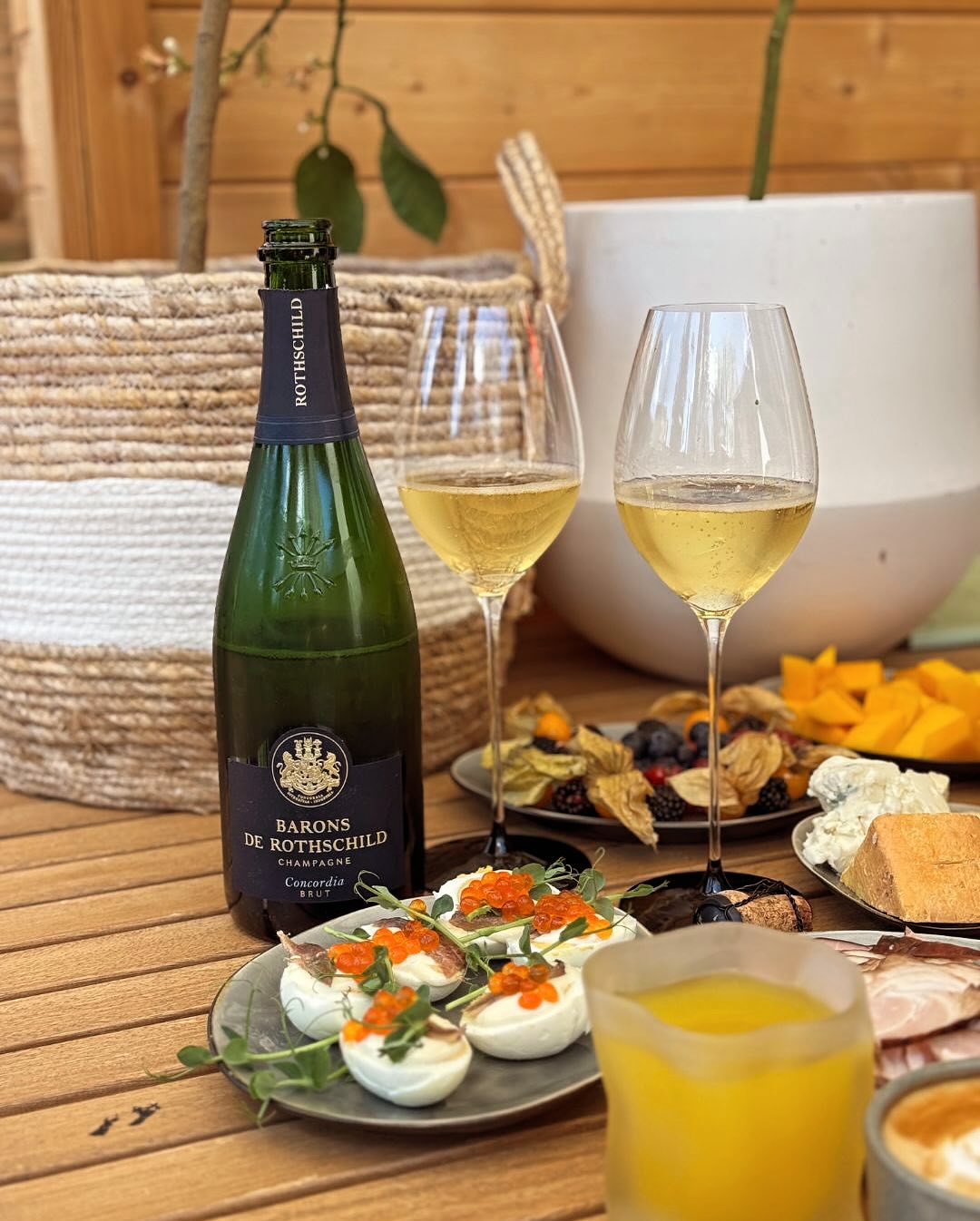 🌞 Osterbrunch wie er sein soll. Lange geschlafen, Traumwetter, alles rausgetragen. Kein Plan, keine Menüfolge – einfach der perfekte Vormittag mit allem, worauf wir Lust hatten… (5)