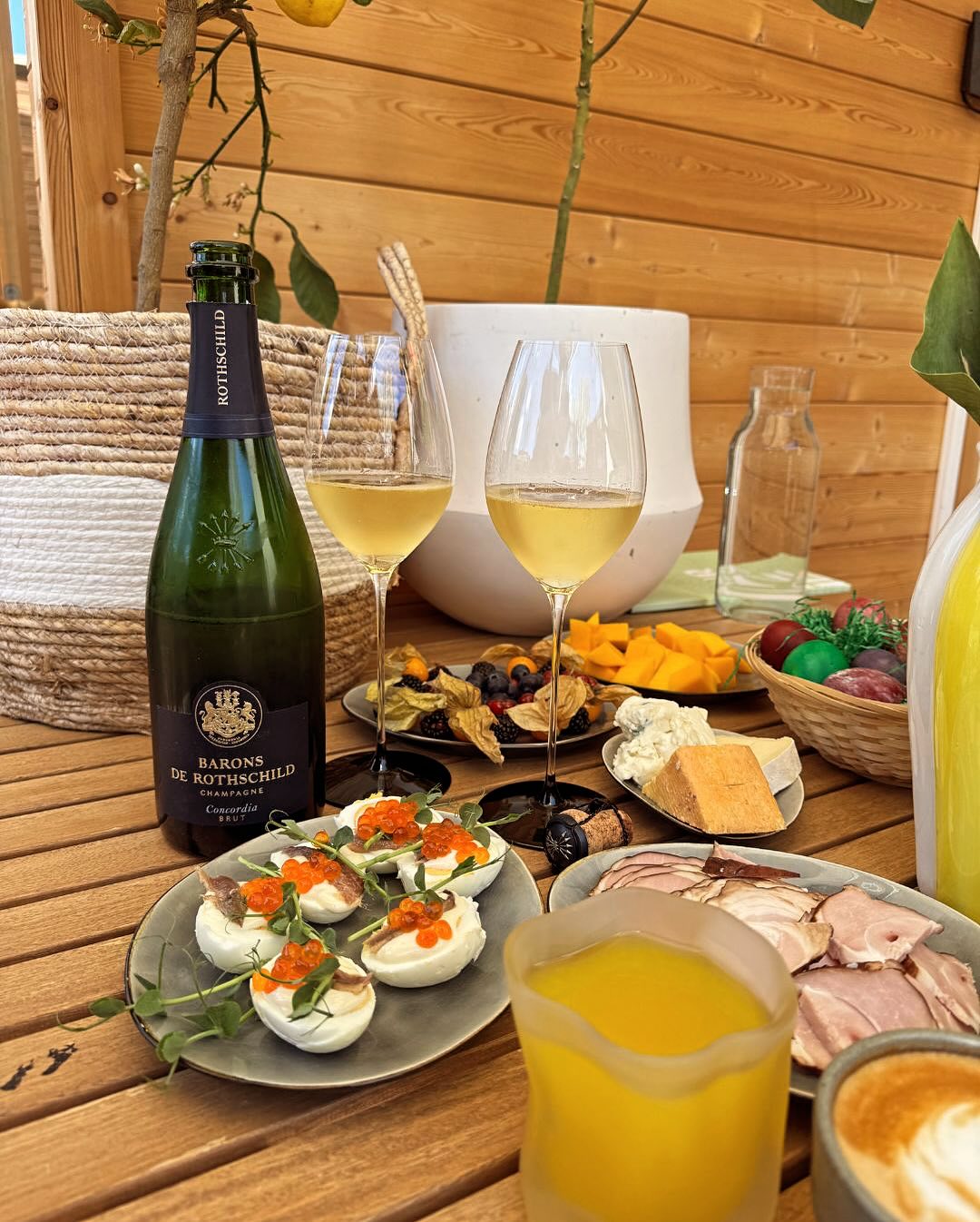 🌞 Osterbrunch wie er sein soll. Lange geschlafen, Traumwetter, alles rausgetragen. Kein Plan, keine Menüfolge – einfach der perfekte Vormittag mit allem, worauf wir Lust hatten… (7)