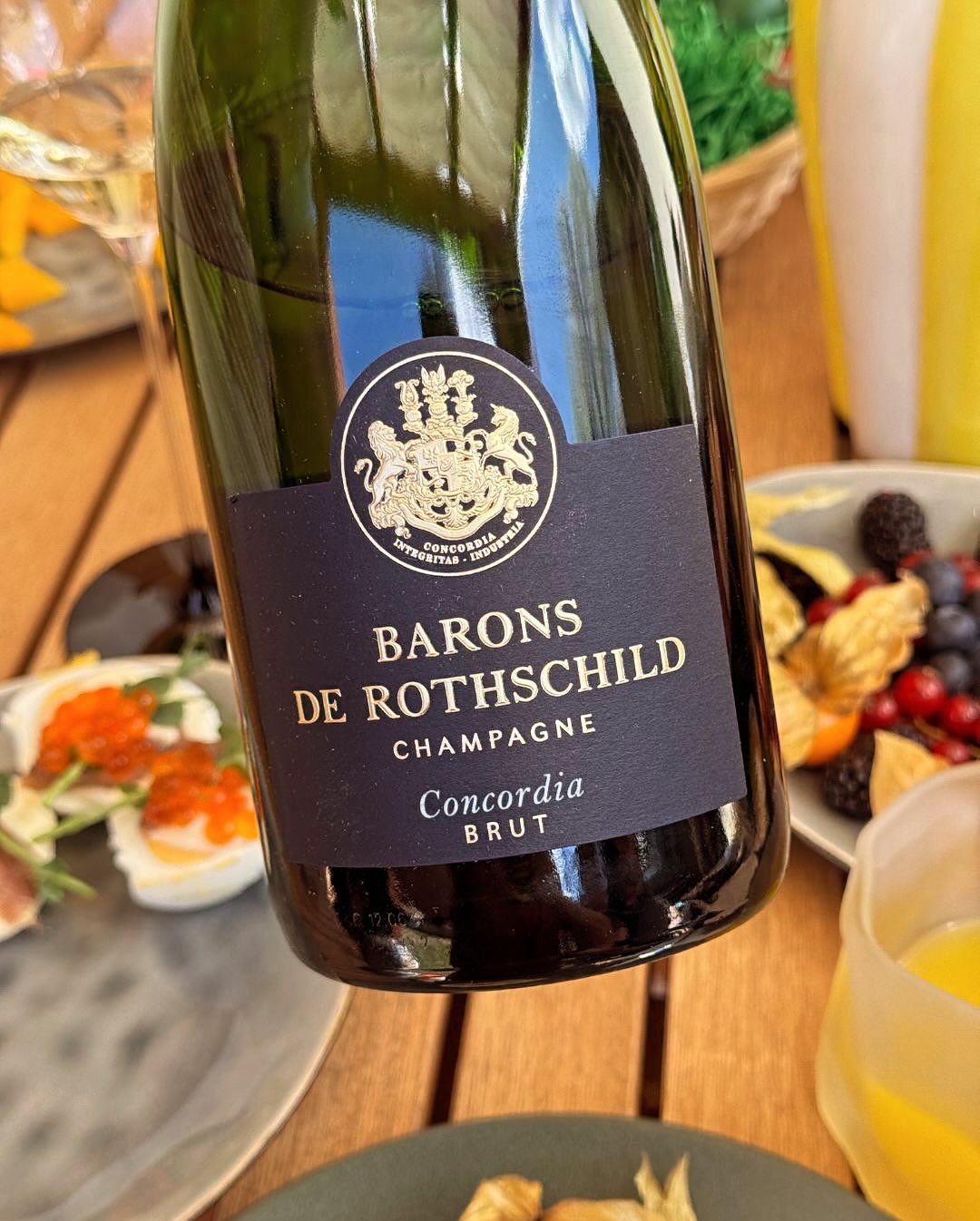 🌞 Osterbrunch wie er sein soll. Lange geschlafen, Traumwetter, alles rausgetragen. Kein Plan, keine Menüfolge – einfach der perfekte Vormittag mit allem, worauf wir Lust hatten… (8)