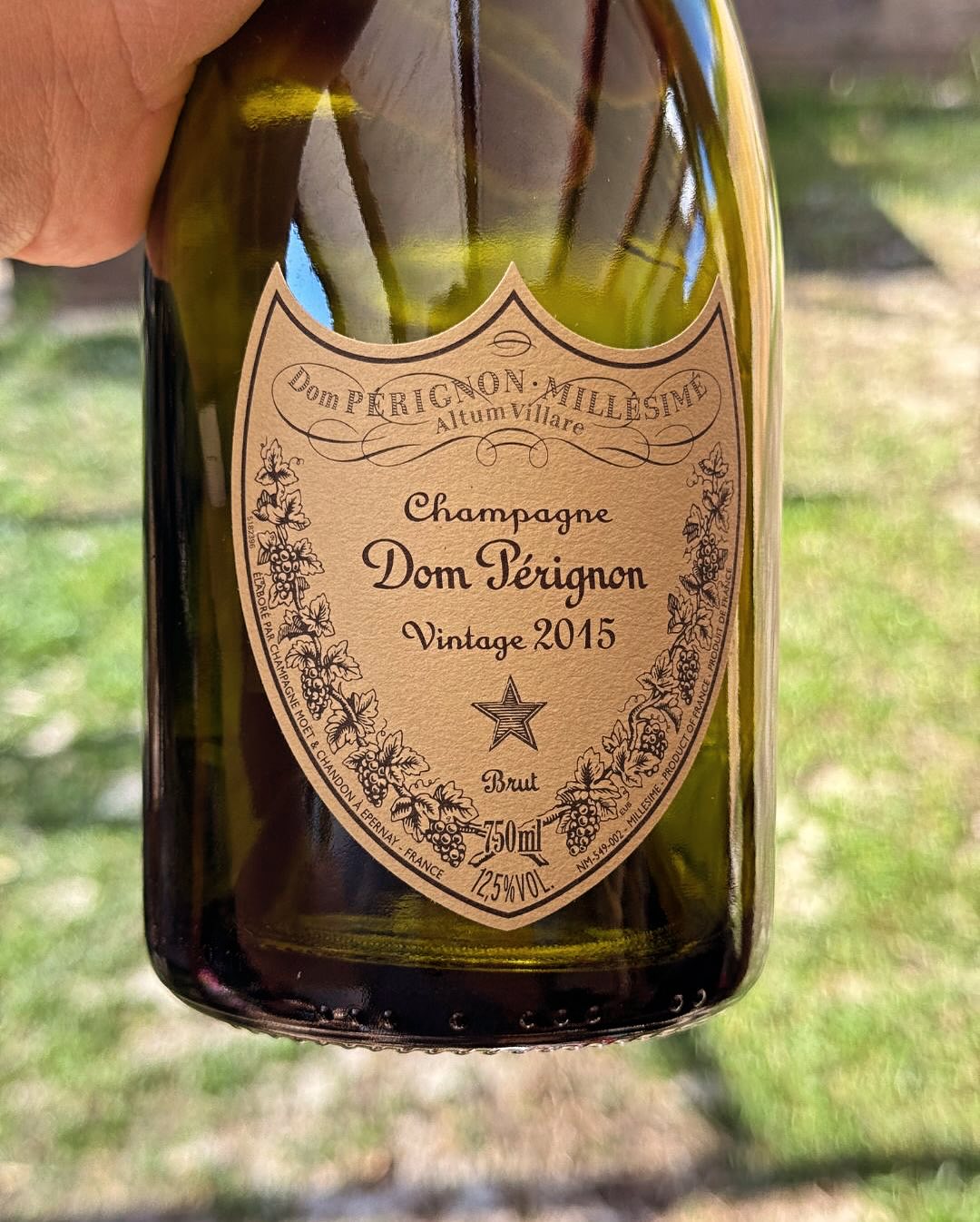 Die Sonne steht noch tief, die Kids springen durchs Haus – heute gibt’s Ostereier zu suchen. Und Geschenke. Denn zusätzlich zu Ostern hat meine Liebste @lehrerin.mit.herz__ heut… (9)