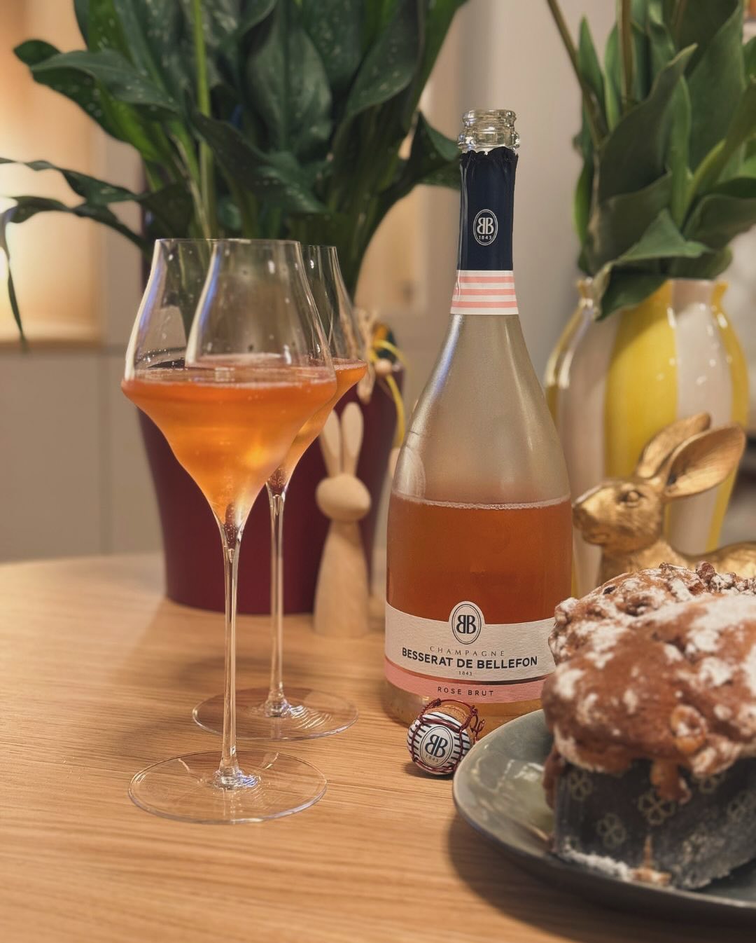 Heute Nachmittag: Eine Colomba Cioccolata von der Bäckerei @martinauerbrot – luftig, buttrig, mit richtig guter Schokolade. ​ Dazu im Glas: @besseratdebellefon – Rosé Brut. Zart… (1)