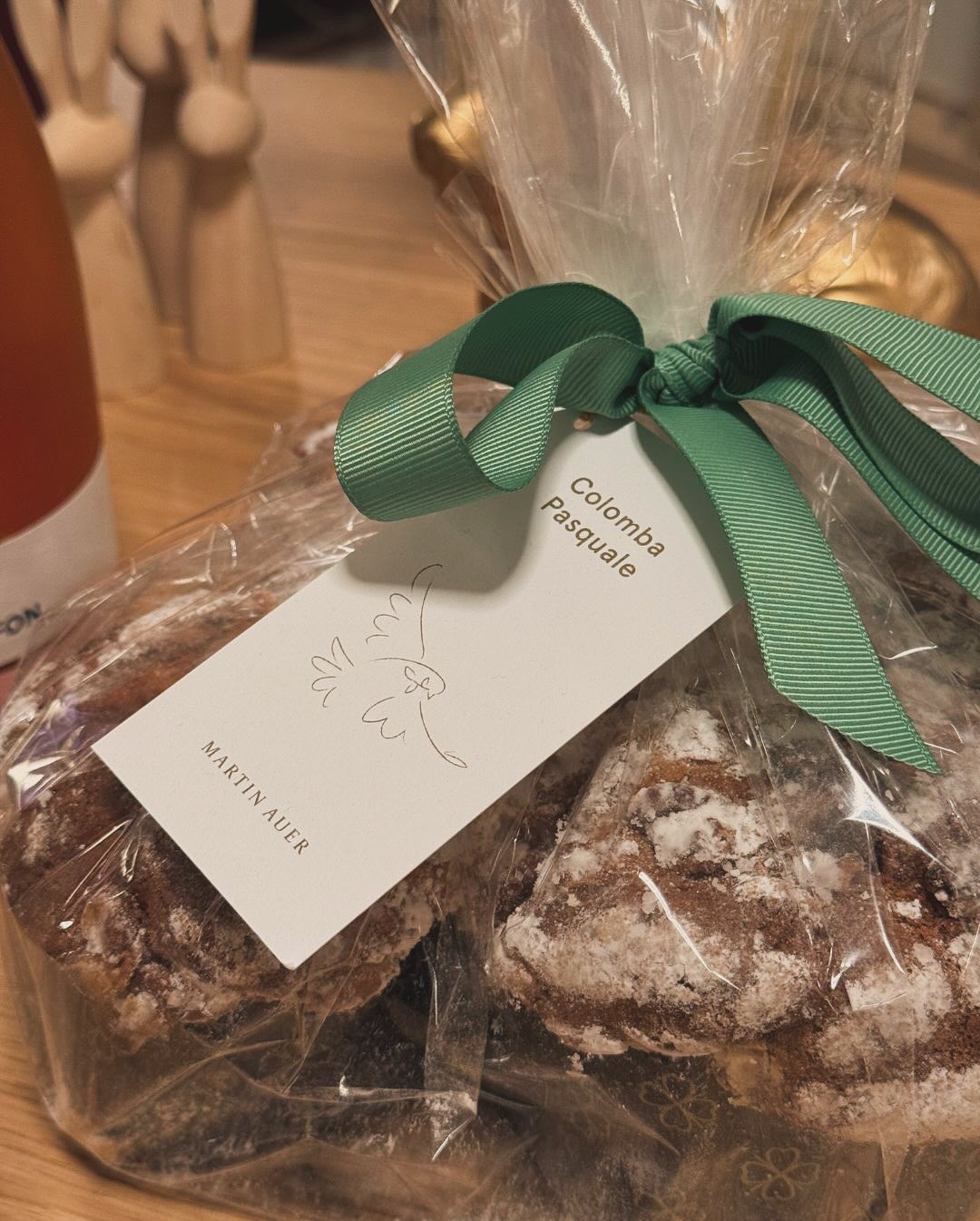Heute Nachmittag: Eine Colomba Cioccolata von der Bäckerei @martinauerbrot – luftig, buttrig, mit richtig guter Schokolade. ​ Dazu im Glas: @besseratdebellefon – Rosé Brut. Zart… (3)
