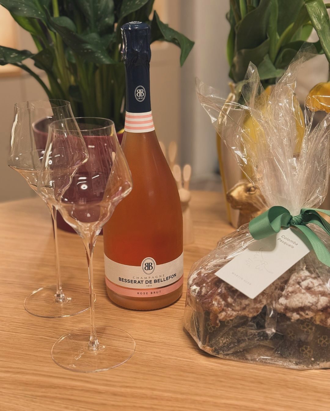 Heute Nachmittag: Eine Colomba Cioccolata von der Bäckerei @martinauerbrot – luftig, buttrig, mit richtig guter Schokolade. ​ Dazu im Glas: @besseratdebellefon – Rosé Brut. Zart… (4)