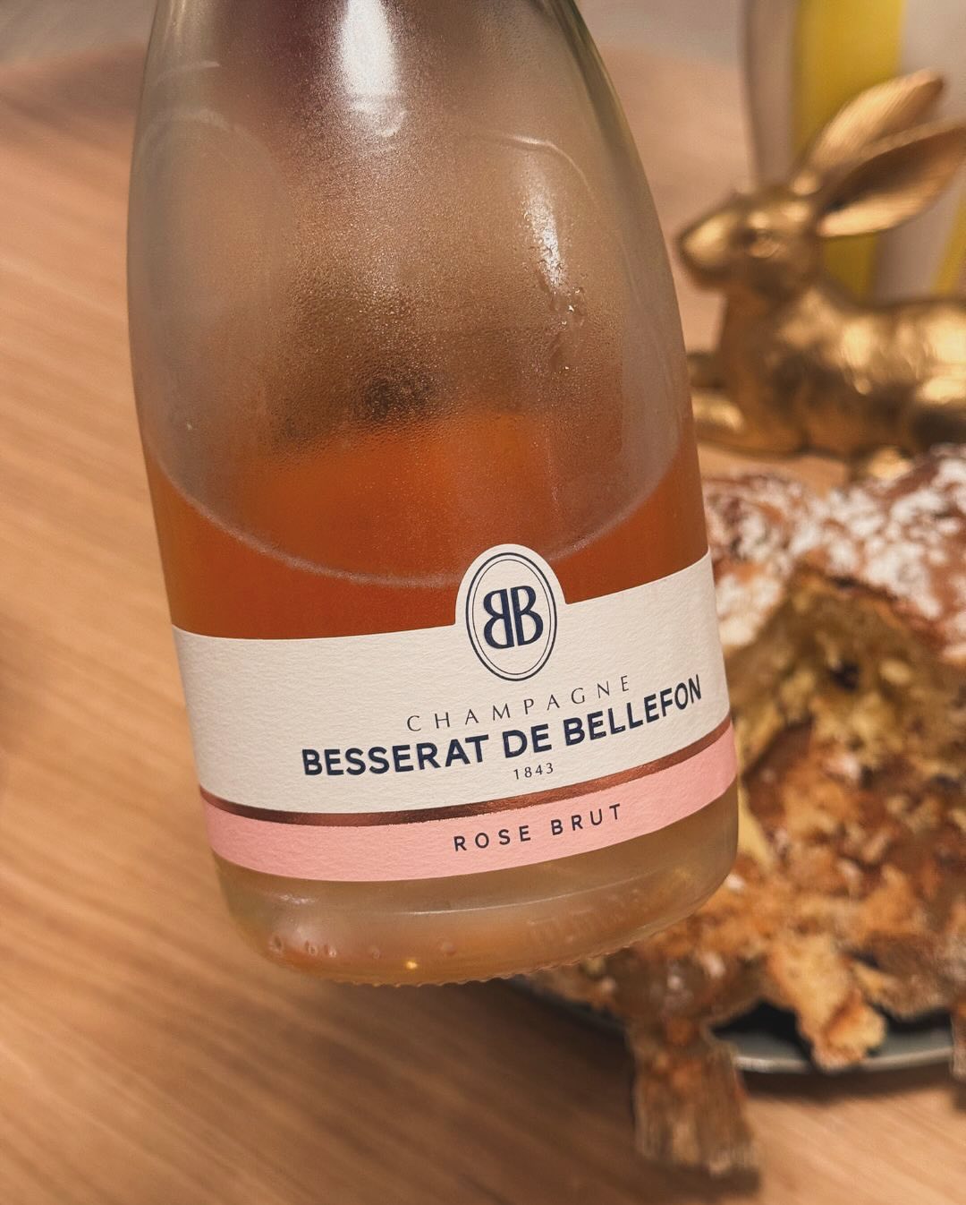 Heute Nachmittag: Eine Colomba Cioccolata von der Bäckerei @martinauerbrot – luftig, buttrig, mit richtig guter Schokolade. ​ Dazu im Glas: @besseratdebellefon – Rosé Brut. Zart… (8)