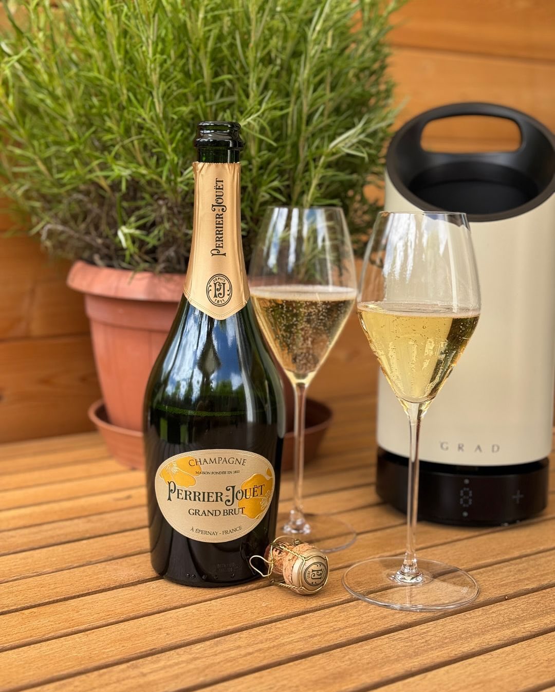 Während die Bolognese auf dem Herd von Stunde zu Stunde besser wurde, durfte es gestern noch ein Glas zur Einstimmung sein: @perrierjouet – Grand Brut – floral, feinperlig, mit … (1)
