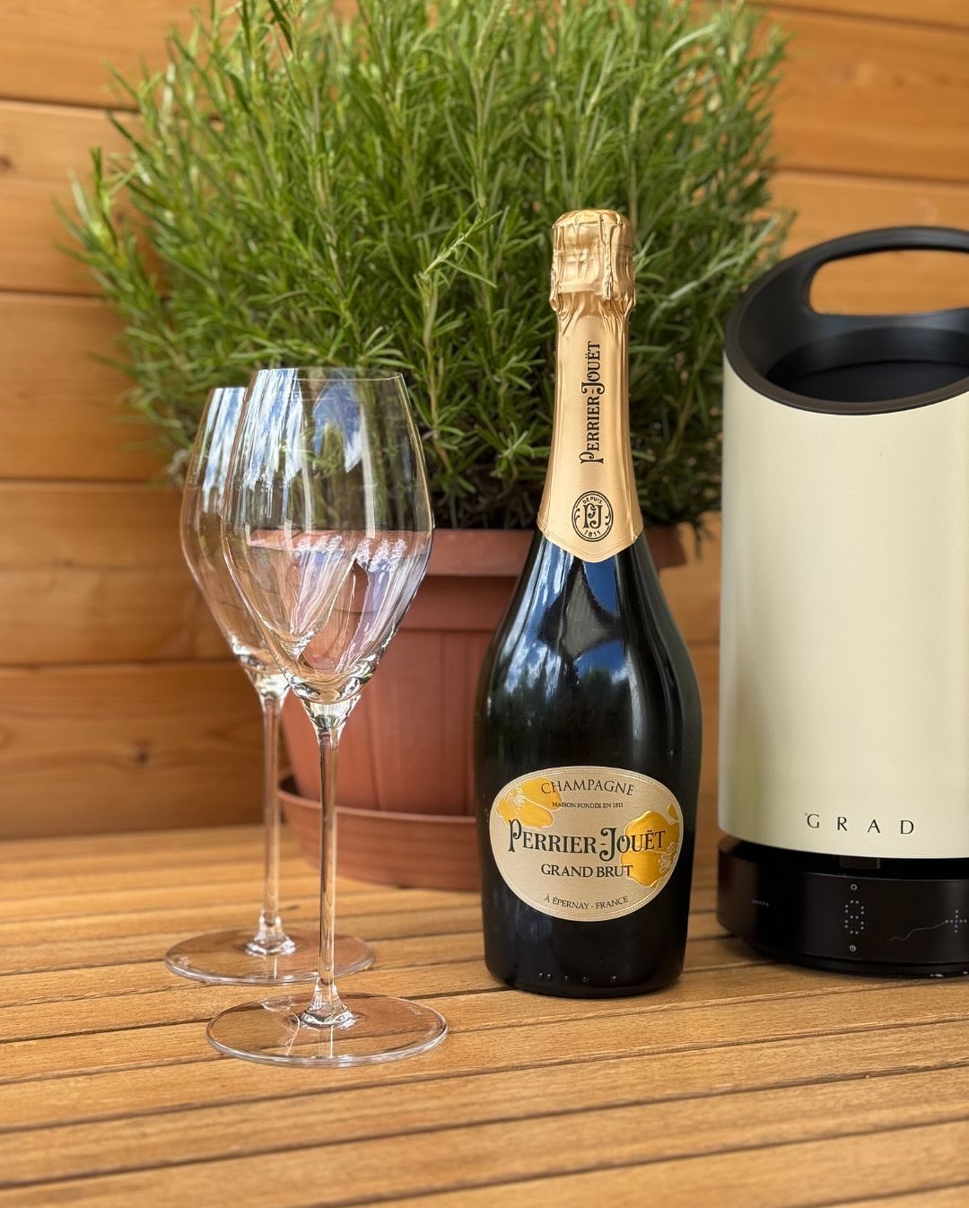 Während die Bolognese auf dem Herd von Stunde zu Stunde besser wurde, durfte es gestern noch ein Glas zur Einstimmung sein: @perrierjouet – Grand Brut – floral, feinperlig, mit … (3)