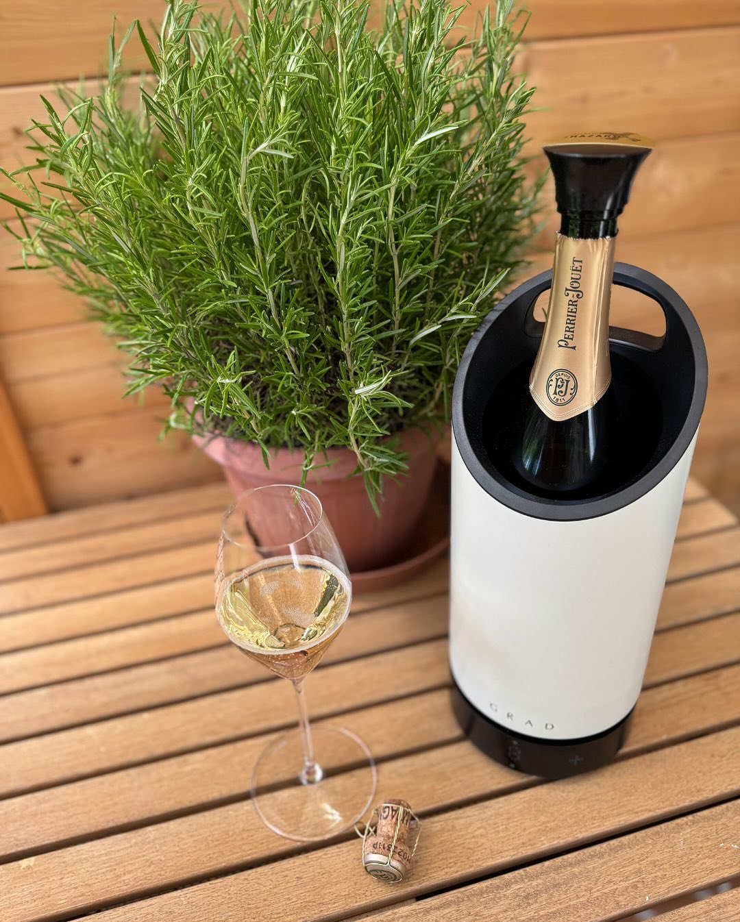 Während die Bolognese auf dem Herd von Stunde zu Stunde besser wurde, durfte es gestern noch ein Glas zur Einstimmung sein: @perrierjouet – Grand Brut – floral, feinperlig, mit … (5)