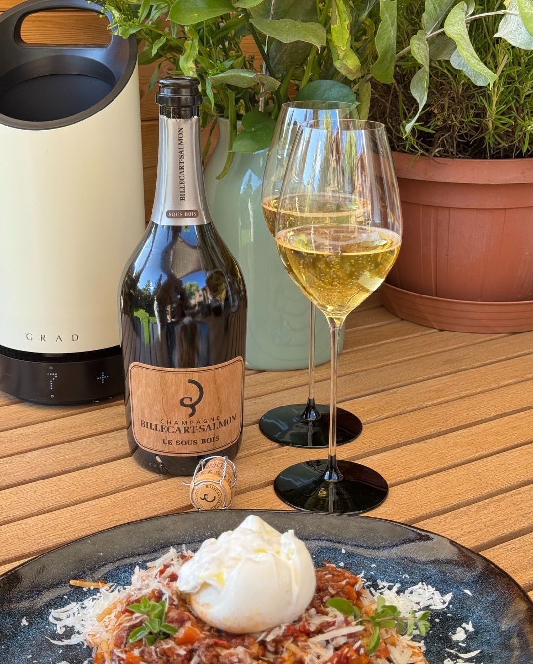 Der Mittag begann gestern ganz klassisch: Bolognese ansetzen – langsam, geduldig, mit allem, was dazugehört. Und ja, mit einem Pinot Noir 2012er Ried Hochschopf von @weinguttomd… (1)
