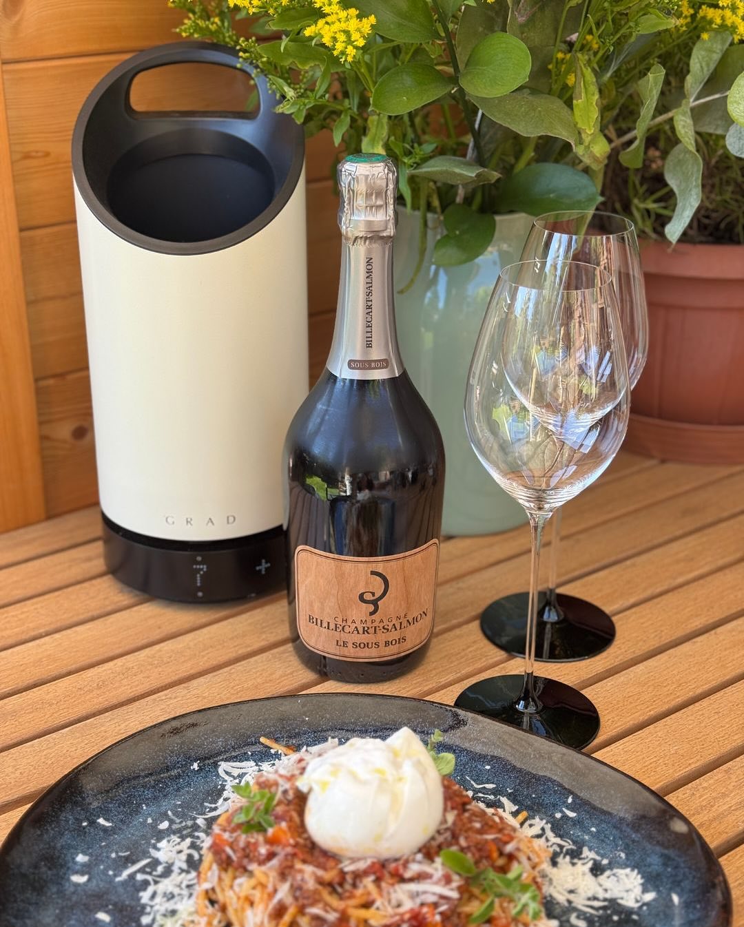 Der Mittag begann gestern ganz klassisch: Bolognese ansetzen – langsam, geduldig, mit allem, was dazugehört. Und ja, mit einem Pinot Noir 2012er Ried Hochschopf von @weinguttomd… (3)