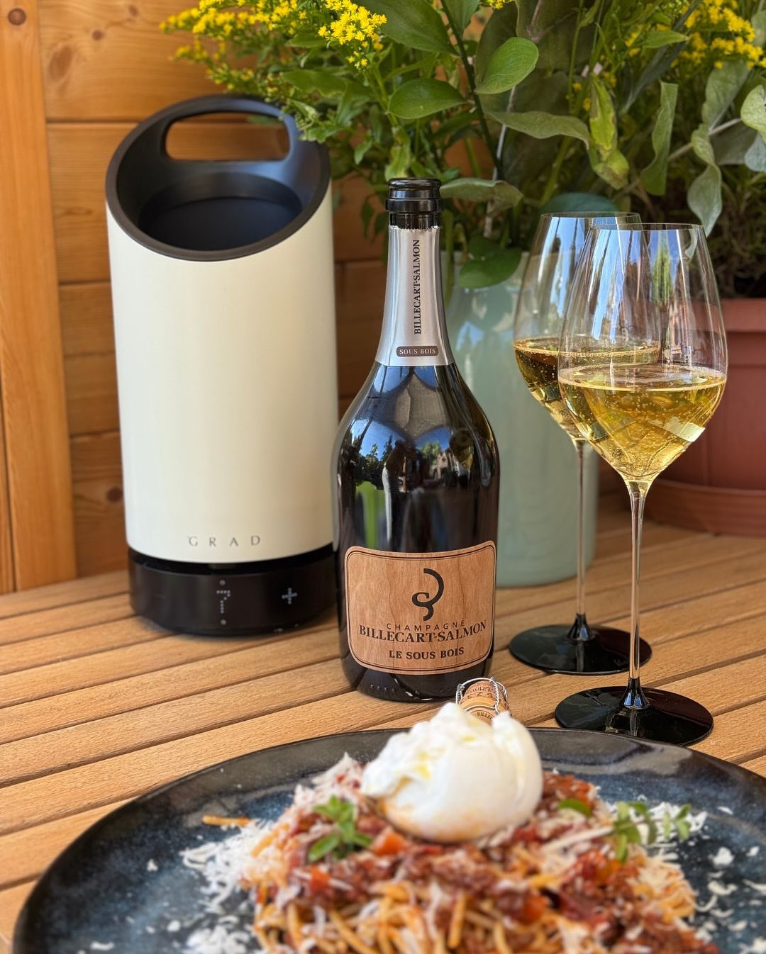 Der Mittag begann gestern ganz klassisch: Bolognese ansetzen – langsam, geduldig, mit allem, was dazugehört. Und ja, mit einem Pinot Noir 2012er Ried Hochschopf von @weinguttomd… (5)