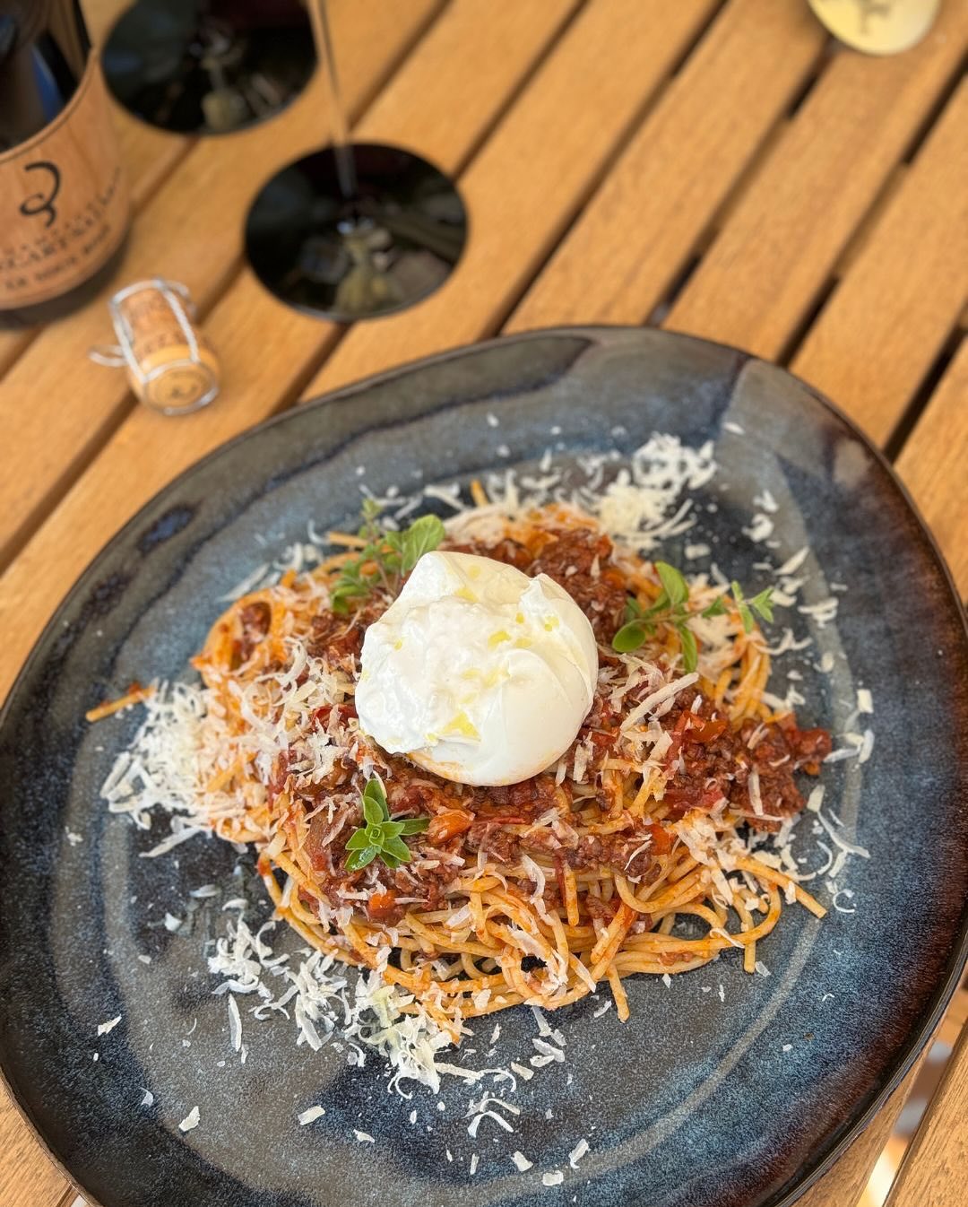 Der Mittag begann gestern ganz klassisch: Bolognese ansetzen – langsam, geduldig, mit allem, was dazugehört. Und ja, mit einem Pinot Noir 2012er Ried Hochschopf von @weinguttomd… (6)