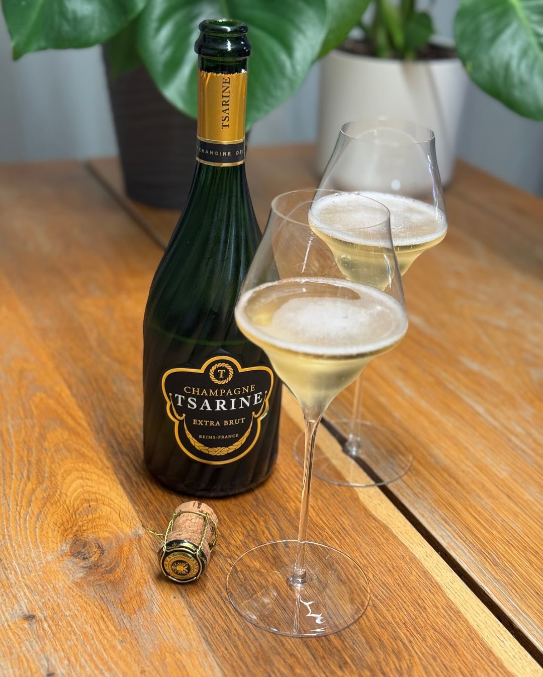 Gestern Abend, einfach den Moment genutzt. Kein Plan, keine Begleitung – nur ein Glas @champagne_tsarine – Extra Brut. Feine, cremige Perlage. Am Gaumen klar und trocken, mit No… (5)