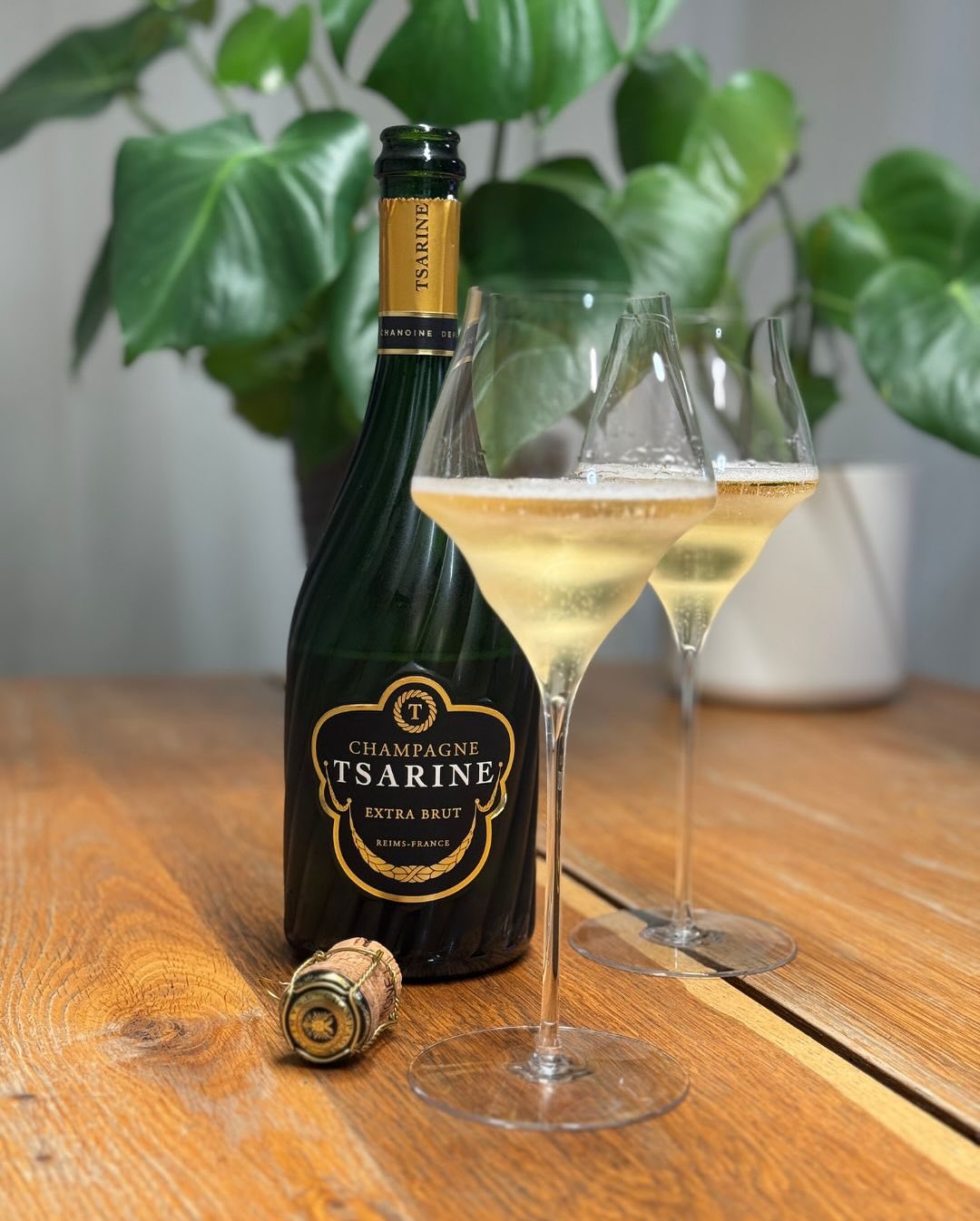 Gestern Abend, einfach den Moment genutzt. Kein Plan, keine Begleitung – nur ein Glas @champagne_tsarine – Extra Brut. Feine, cremige Perlage. Am Gaumen klar und trocken, mit No… (7)