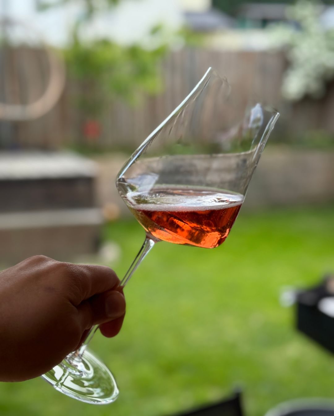 Heute Nachmittag keine echten Sommer-Vibes, hin und wieder Regen – irgendwas dazwischen. Aber genau richtig, um den Champagne Angellis – Rosé Brut zu öffnen. Was sofort auffällt… (8)