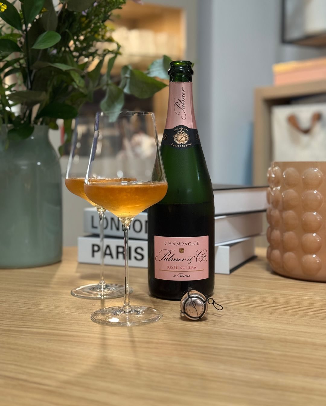 Ein gemütlicher Abend auf der Couch und Lust auf etwas mit Charakter. Im Glas: @champagnepalmer – Rosé Solera – serviert im @gabriel_glas – Gold Edition. Ein eleganter Rosé mit … (1)