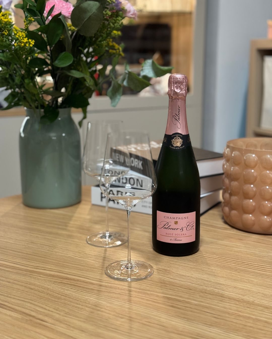 Ein gemütlicher Abend auf der Couch und Lust auf etwas mit Charakter. Im Glas: @champagnepalmer – Rosé Solera – serviert im @gabriel_glas – Gold Edition. Ein eleganter Rosé mit … (2)