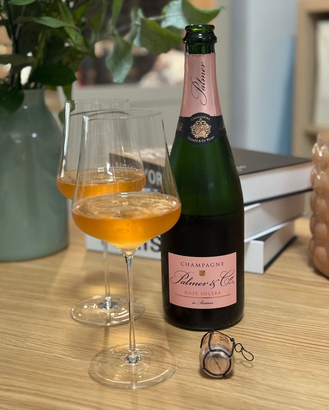 Ein gemütlicher Abend auf der Couch und Lust auf etwas mit Charakter. Im Glas: @champagnepalmer – Rosé Solera – serviert im @gabriel_glas – Gold Edition. Ein eleganter Rosé mit … (4)