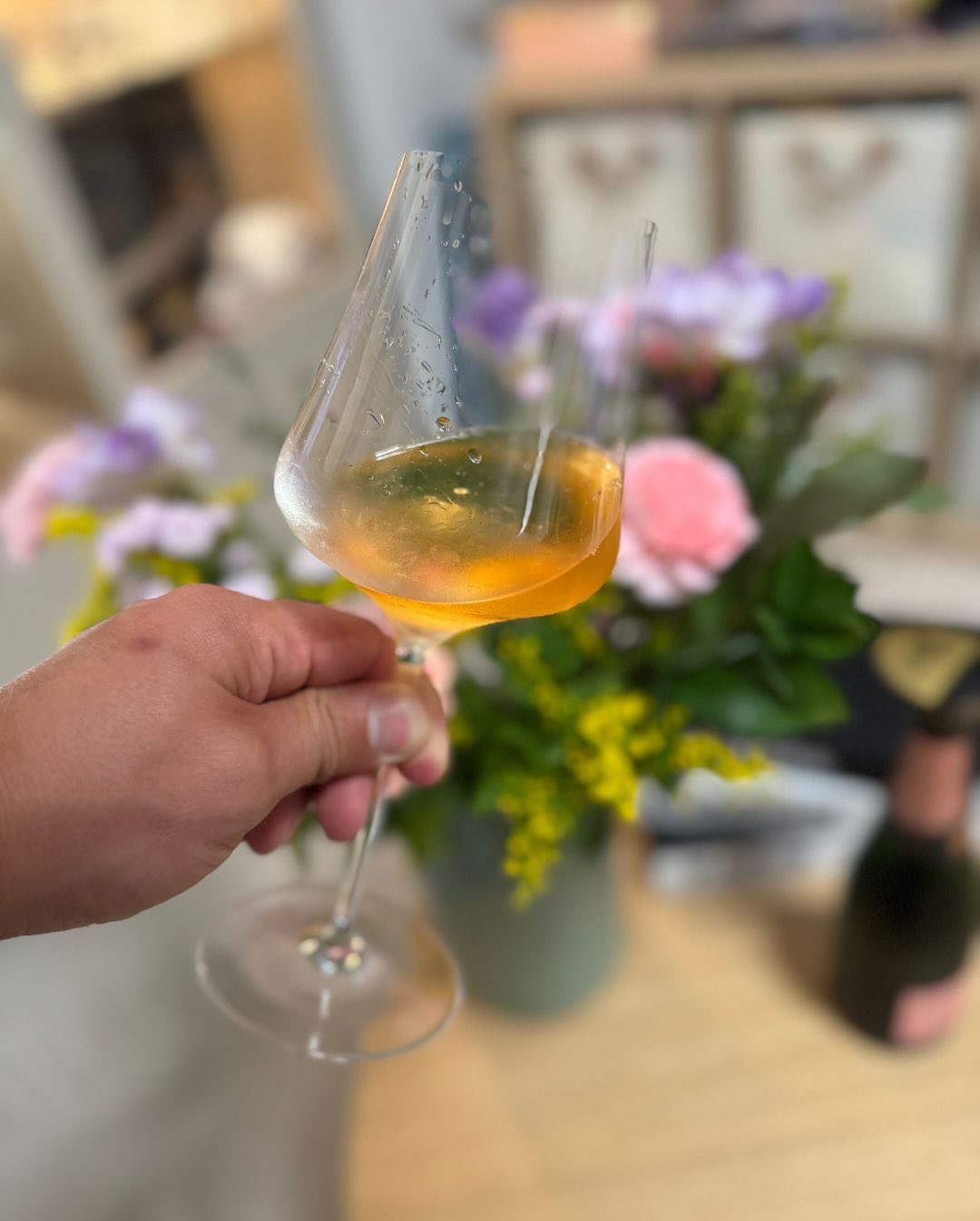 Ein gemütlicher Abend auf der Couch und Lust auf etwas mit Charakter. Im Glas: @champagnepalmer – Rosé Solera – serviert im @gabriel_glas – Gold Edition. Ein eleganter Rosé mit … (6)