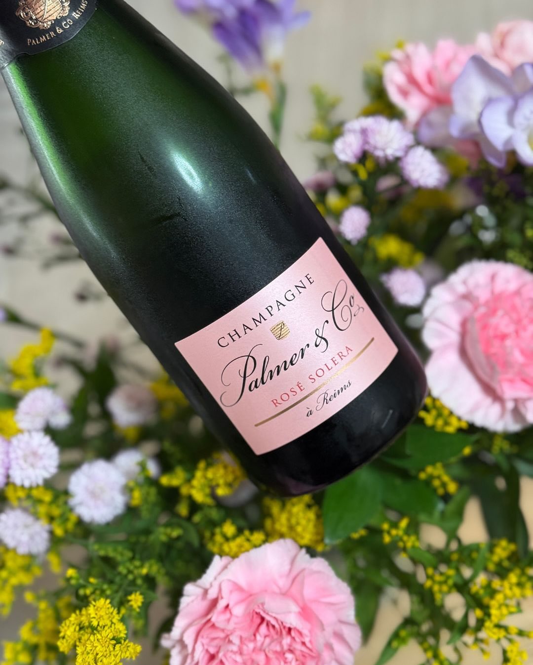 Ein gemütlicher Abend auf der Couch und Lust auf etwas mit Charakter. Im Glas: @champagnepalmer – Rosé Solera – serviert im @gabriel_glas – Gold Edition. Ein eleganter Rosé mit … (7)