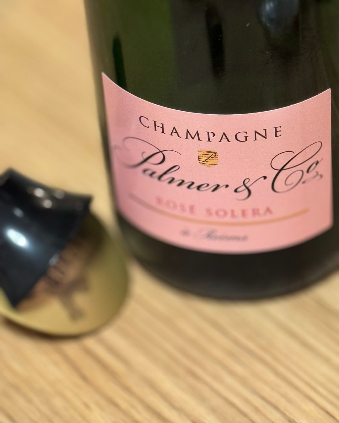 Ein gemütlicher Abend auf der Couch und Lust auf etwas mit Charakter. Im Glas: @champagnepalmer – Rosé Solera – serviert im @gabriel_glas – Gold Edition. Ein eleganter Rosé mit … (8)