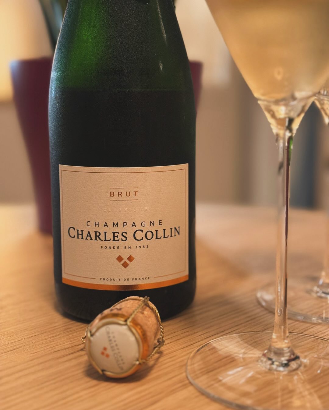 Gestern Abend, nichts Produktives vor. Sofa, Serie, Ruhe. Und dazu: ein Glas Champagne - @champagne_charlescollin – Brut. 📝 Kurz und knapp zum Champagner: 🍇 Assemblage: 80 % P… (4)