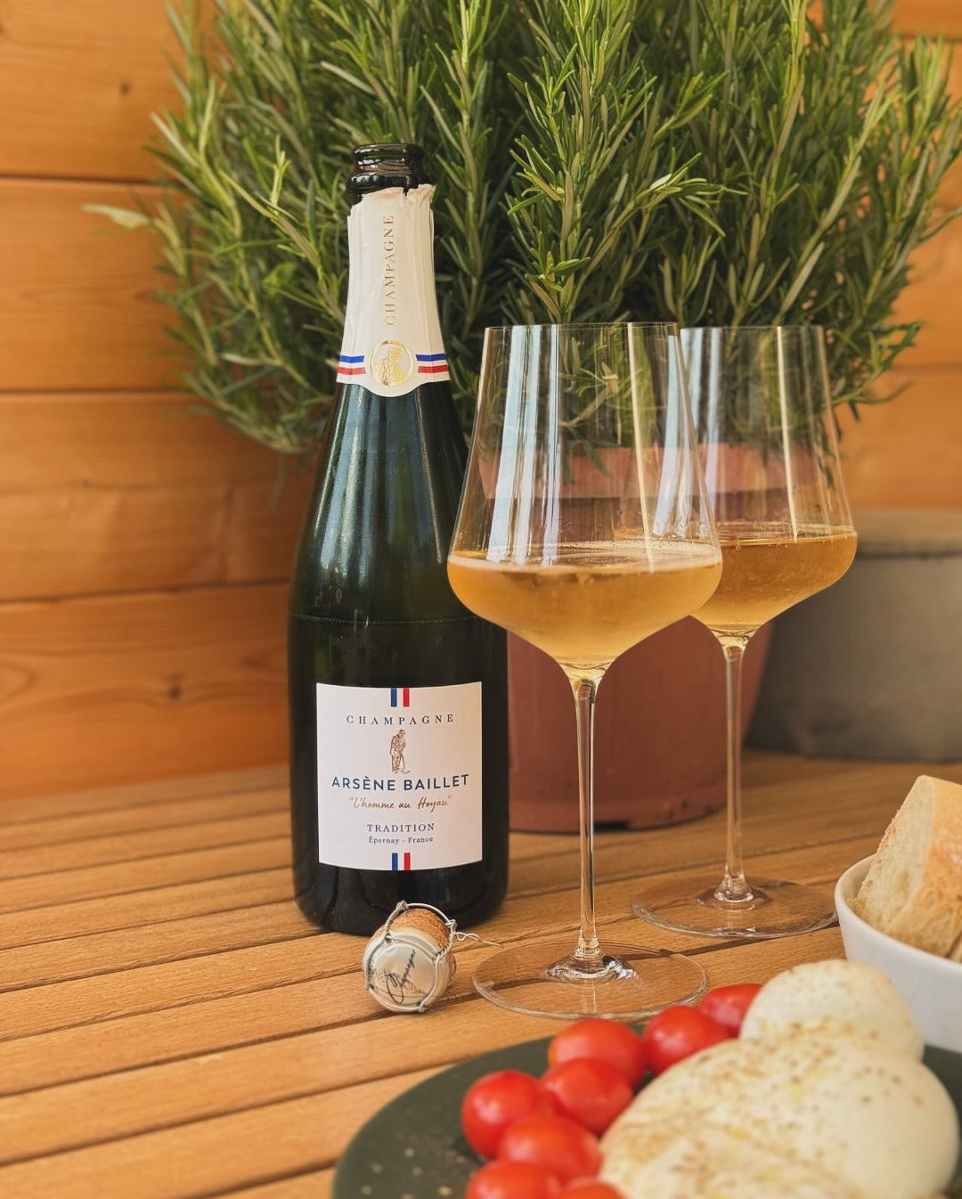 Ein verlängertes Wochenende, die Sonne im Rücken, keine Termine. Also einfach mal den Tisch vollgestellt: frisches Gebäck, gute Käse, ein paar Kleinigkeiten – und erstmal satt w… (1)
