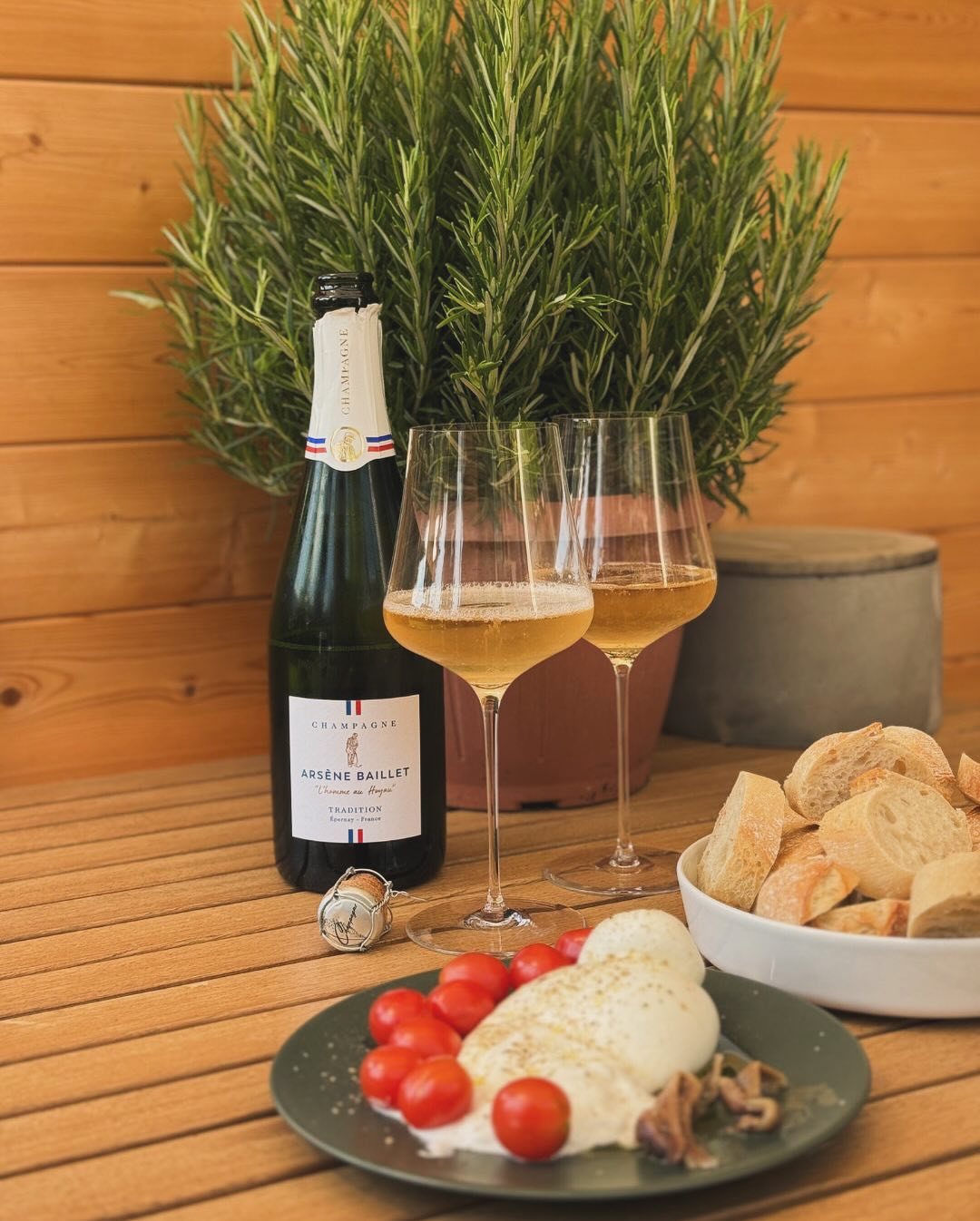 Ein verlängertes Wochenende, die Sonne im Rücken, keine Termine. Also einfach mal den Tisch vollgestellt: frisches Gebäck, gute Käse, ein paar Kleinigkeiten – und erstmal satt w… (3)