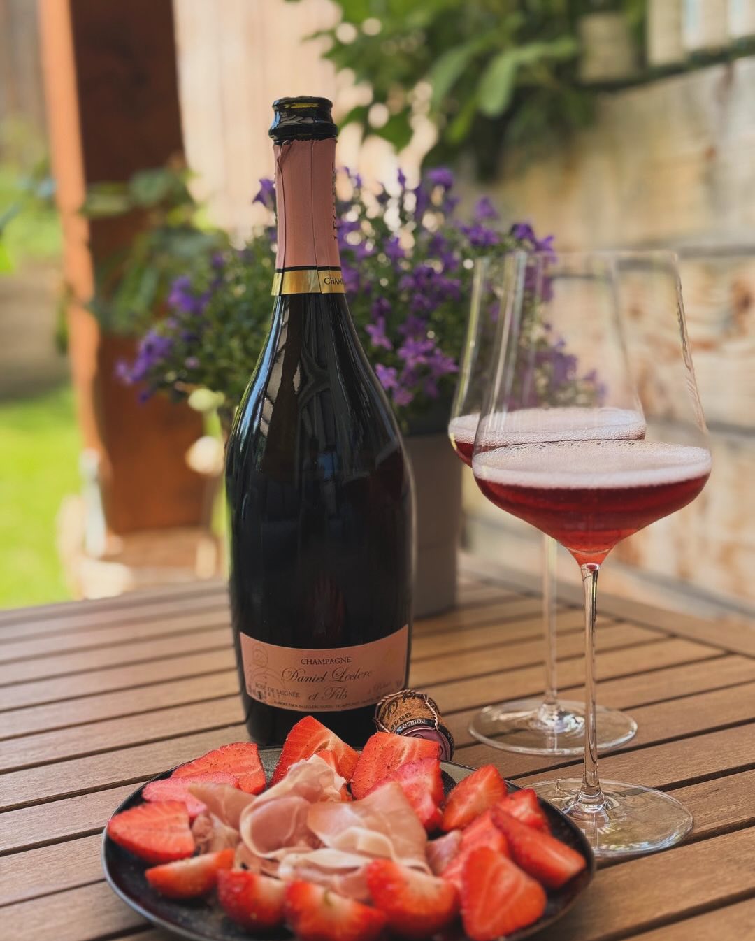 1. Mai. Feiertag. Kein Champagner zum Frühstück – zur Abwechslung. Stattdessen: später Vormittag, Sonne auf der Terrasse, Füße hoch, Lounge-Modus. Ein Glas Rosé, gepfefferte … (1)