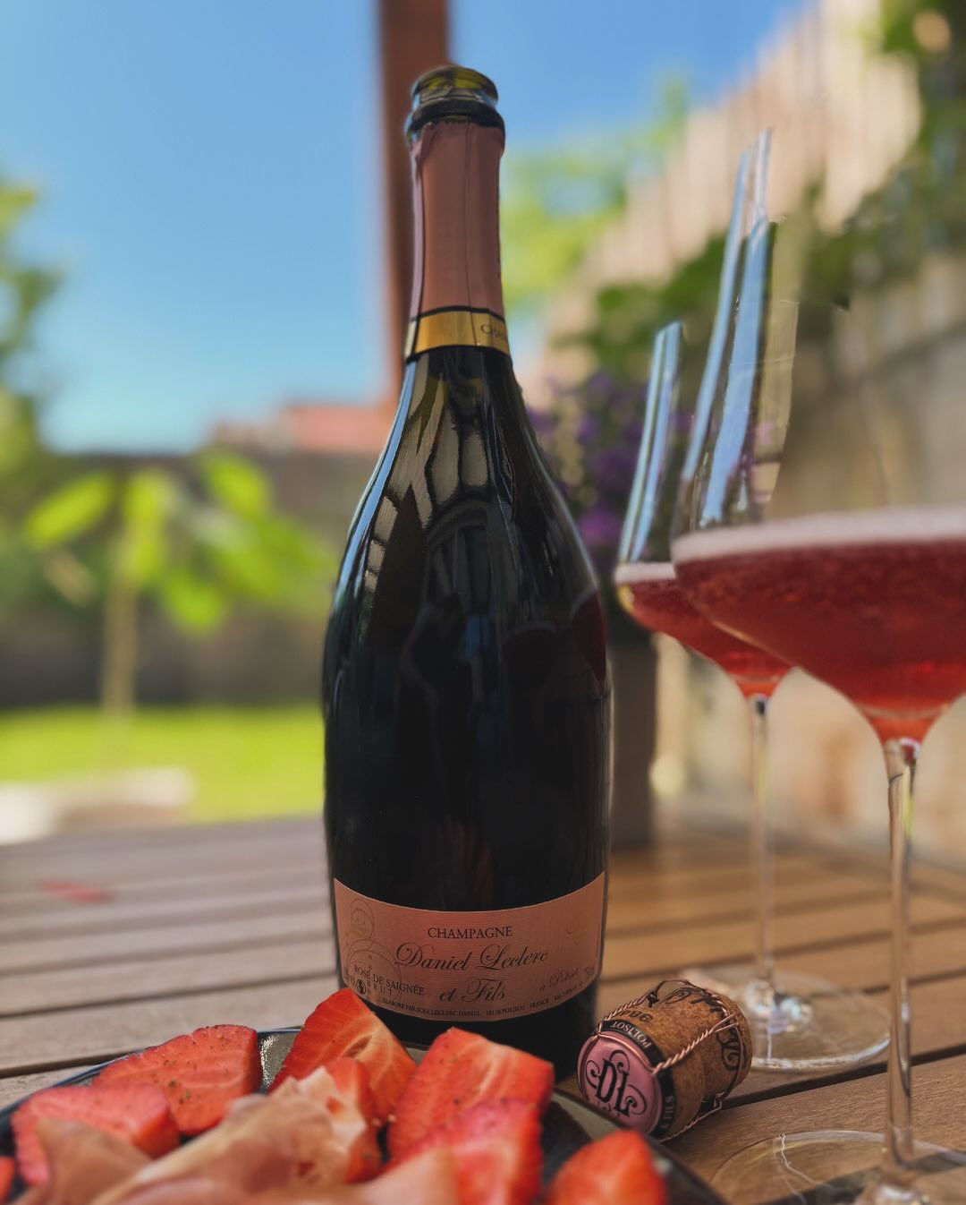 1. Mai. Feiertag. Kein Champagner zum Frühstück – zur Abwechslung. Stattdessen: später Vormittag, Sonne auf der Terrasse, Füße hoch, Lounge-Modus. Ein Glas Rosé, gepfefferte … (3)