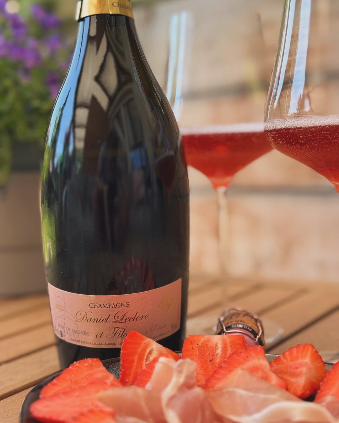 1. Mai. Feiertag. Kein Champagner zum Frühstück – zur Abwechslung. Stattdessen: später Vormittag, Sonne auf der Terrasse, Füße hoch, Lounge-Modus. Ein Glas Rosé, gepfefferte … (5)