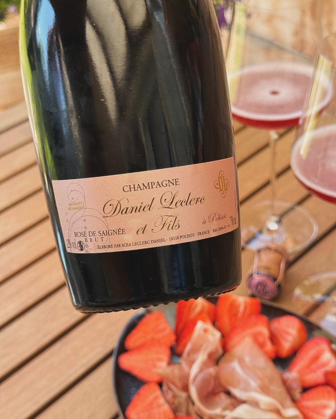 1. Mai. Feiertag. Kein Champagner zum Frühstück – zur Abwechslung. Stattdessen: später Vormittag, Sonne auf der Terrasse, Füße hoch, Lounge-Modus. Ein Glas Rosé, gepfefferte … (7)