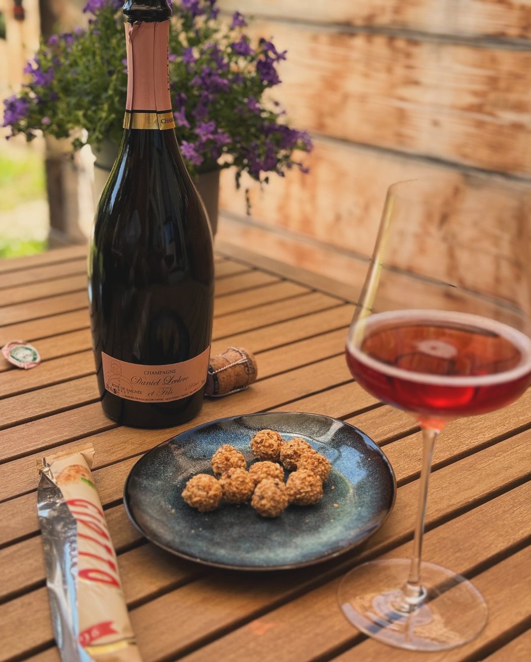 1. Mai. Feiertag. Kein Champagner zum Frühstück – zur Abwechslung. Stattdessen: später Vormittag, Sonne auf der Terrasse, Füße hoch, Lounge-Modus. Ein Glas Rosé, gepfefferte … (9)