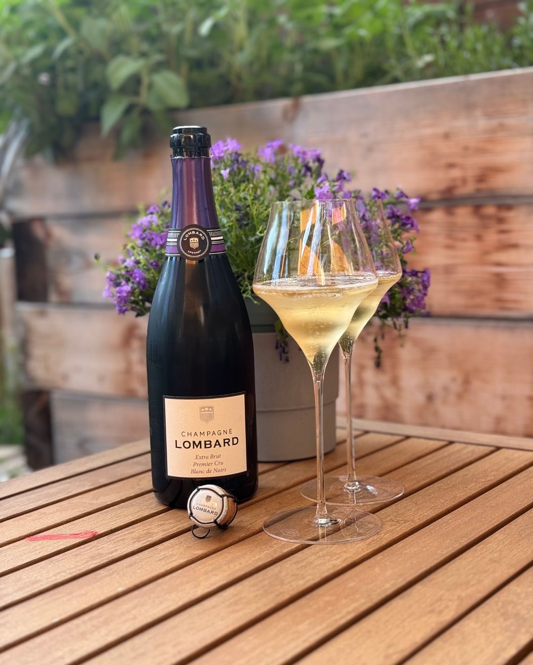 Letzte Sonnenstrahlen. Ein stiller Abend. Und ein Glas mit Kante. @champagnelombard – Extra Brut – Premier Cru – Blanc de Noirs Keine Begleitung, kein Essen – nur die Hitze … (3)