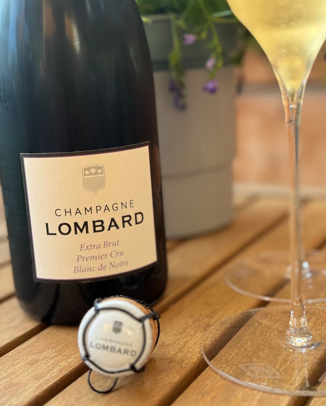 Letzte Sonnenstrahlen. Ein stiller Abend. Und ein Glas mit Kante. @champagnelombard – Extra Brut – Premier Cru – Blanc de Noirs Keine Begleitung, kein Essen – nur die Hitze … (5)