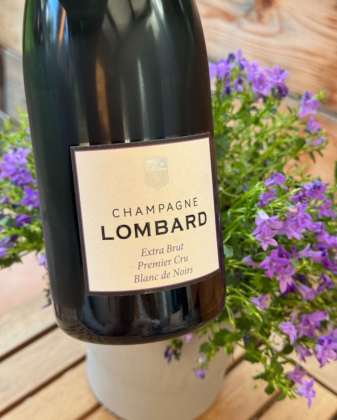 Letzte Sonnenstrahlen. Ein stiller Abend. Und ein Glas mit Kante. @champagnelombard – Extra Brut – Premier Cru – Blanc de Noirs Keine Begleitung, kein Essen – nur die Hitze … (8)