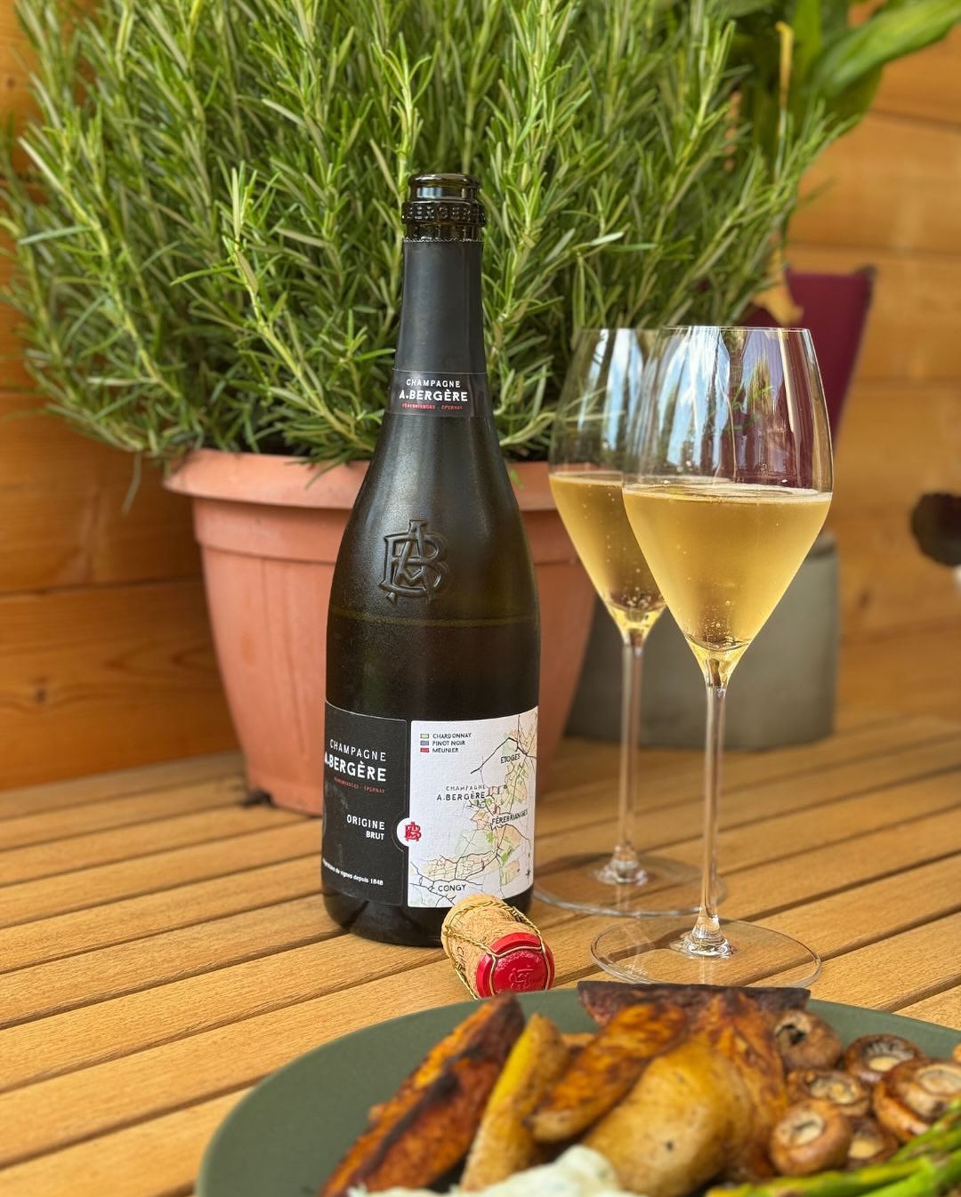 Heute gab’s gegrillte Fleischbällchen, Lachs, Kartoffelecken, grünen Spargel, Champignons – alles scharf angegrillt, alles auf einen Teller. Und dazu spontan aus dem Keller: @do… (1)