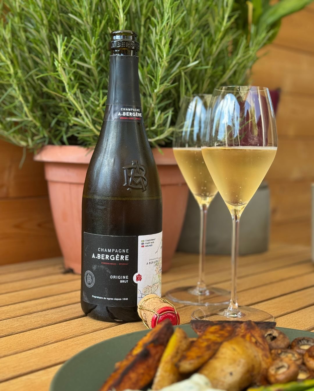 Heute gab’s gegrillte Fleischbällchen, Lachs, Kartoffelecken, grünen Spargel, Champignons – alles scharf angegrillt, alles auf einen Teller. Und dazu spontan aus dem Keller: @do… (4)