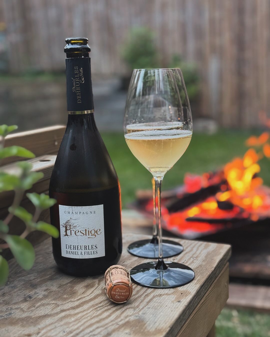 Heute haben wir den @champagnedanieldeheurles – Prestige Brut – geöffnet. ​ ​Ein stiller Begleiter für den Moment, wenn die Glut leuchtet und die Gespräche (und die Kinder 😂) l… (1)